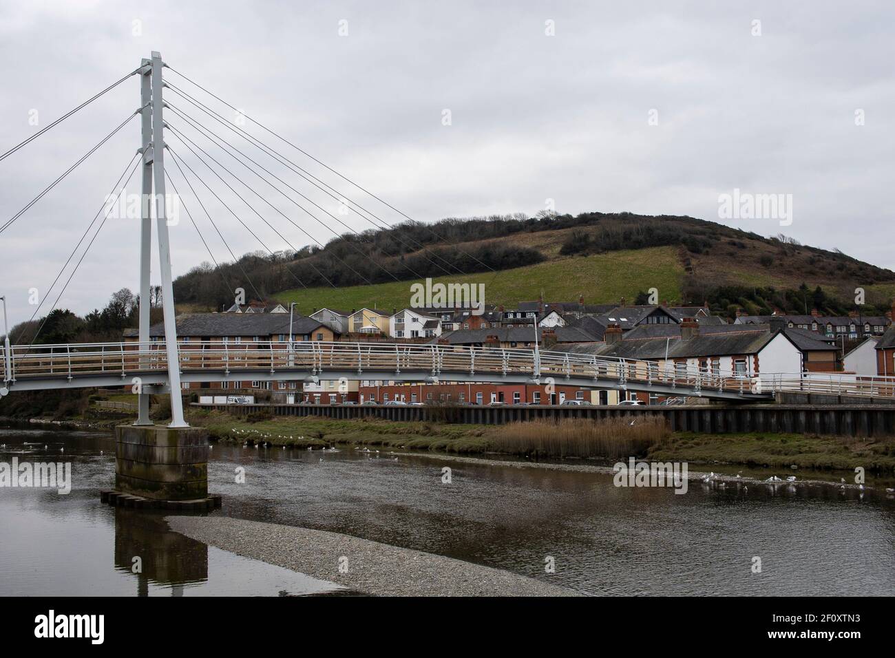 Una vista dell'Afon Rheidol che scorre attraverso Aberystwyth il 7 marzo 2021. Credito: Lewis Mitchell Foto Stock