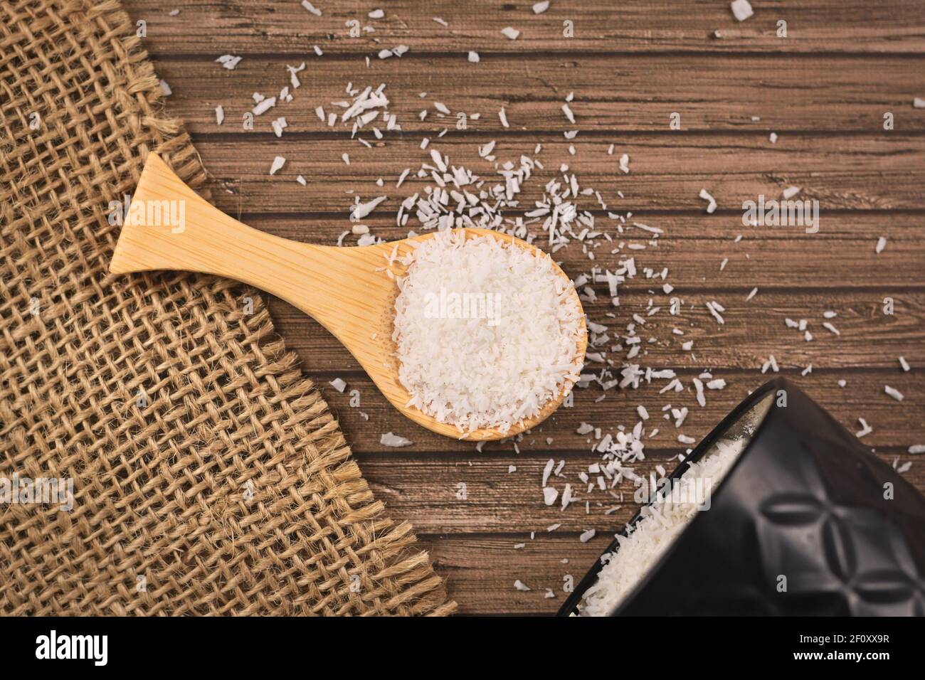 adorabile, animale, animali, armi, cesto, bulldog, coniglietto, carnevale, celebrazione, abbigliamento, colorato, colori, costume, cute, cane, vestito, orecchie, est Foto Stock