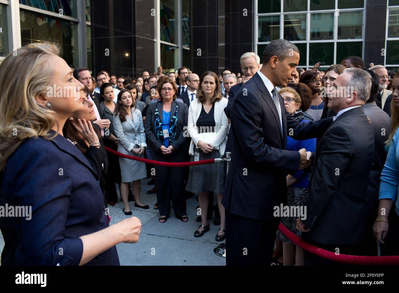 Il presidente Barack Obama scuote le mani dopo aver rivolto i dipendenti del Dipartimento di Stato in un cortile presso il Dipartimento di Stato di Washington D.C. 12 2012 settembre. Il Segretario di Stato Hillary Rodham Clinton si trova a sinistra. Foto Stock