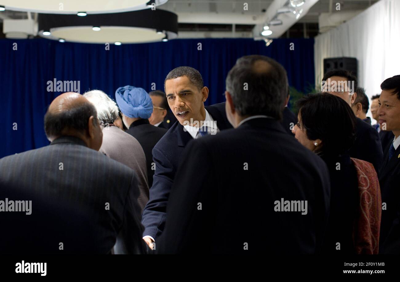 Il presidente Barack Obama saluta i membri delle delegazioni prima di una riunione multilaterale durante la Conferenza delle Nazioni Unite sul cambiamento climatico, il 18 dicembre 2009 Foto Stock