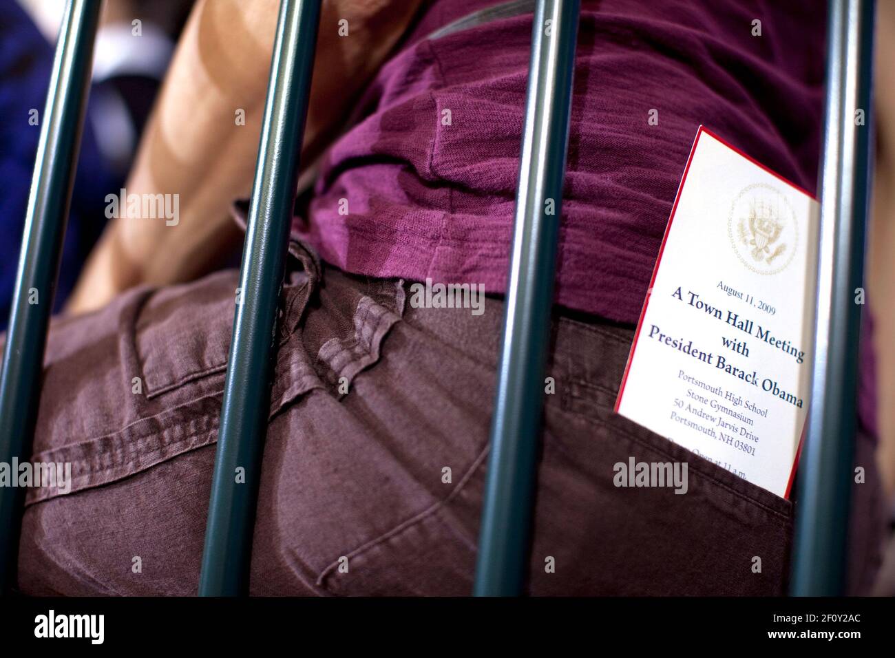 Un programma si stende dalla tasca posteriore di un membro del pubblico alla riunione del municipio del presidente Barack Obama sulla riforma sanitaria alla Portsmouth High School a Portsmouth, N.H., 11 agosto 2009 Foto Stock