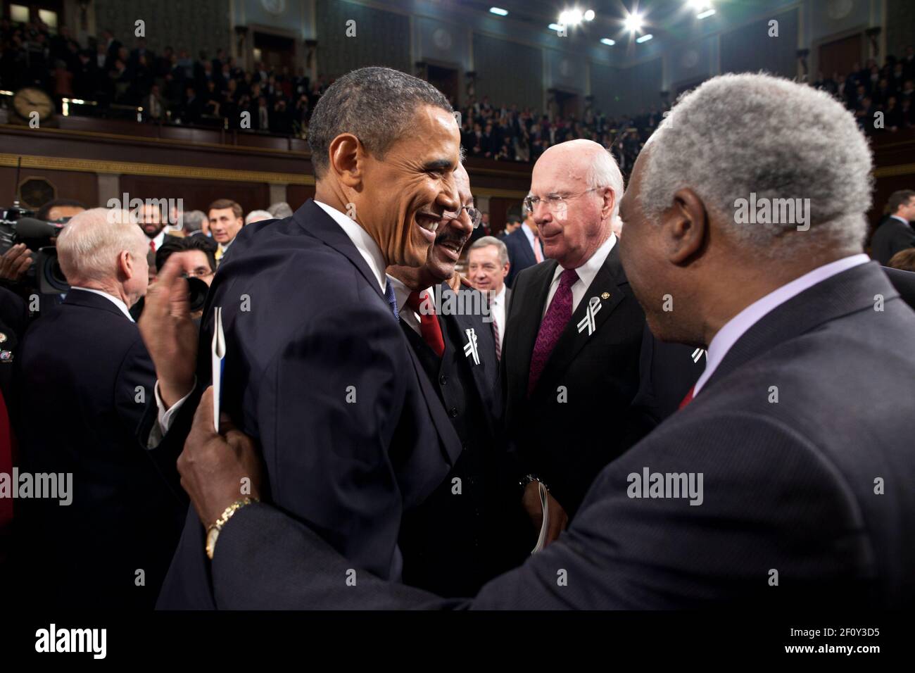 Il presidente Barack Obama saluta la Rep. Danny K. Davis D-Ill destra Sen. Patrick Leahy D-Vt. Center e la Rep. Chaka Fattah D-Pa. Dopo il suo discorso sullo stato dell'Unione nella Camera della Camera del Campidoglio degli Stati Uniti a Washington D.C. gennaio 25 2011. Foto Stock