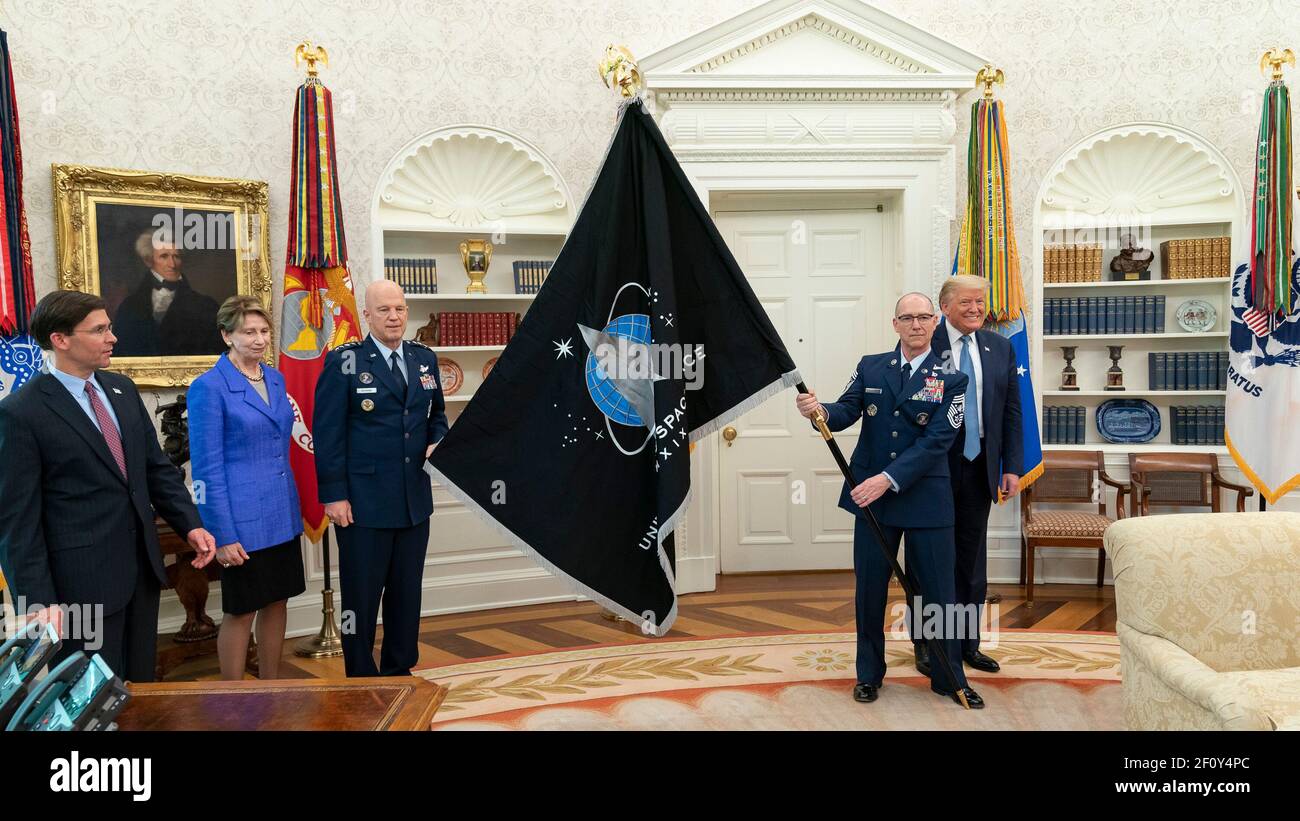 US Space Force CSO GEN Jay Raymond e US Space Force Senior Enlisted Advisor CMSgt Roger Towberman presentano il presidente Donald Trump con la bandiera della forza spaziale statunitense giovedì 15 2020 maggio presso l'ufficio ovale della Casa Bianca. Foto Stock