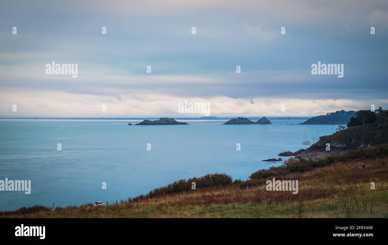 Vista dalla Pointe du Grouin dell'isola delle Rimains un'isola costiera francese situata nella Manica, a Cancale, Bretagna Foto Stock