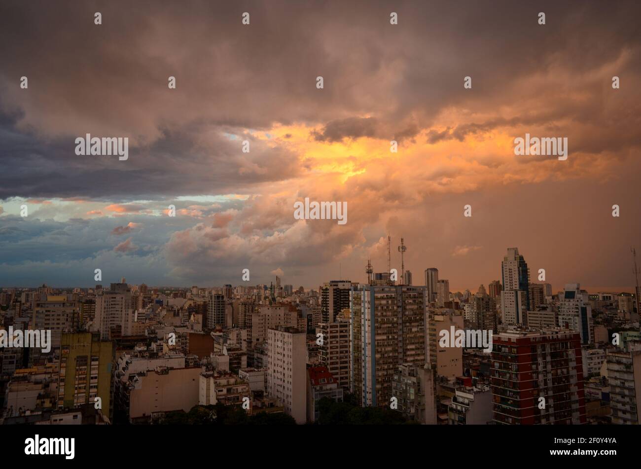 Spettacolari nuvole sulla città di Buenos Aires al tramonto con Rio de la Plata sul retro, Argentina Foto Stock