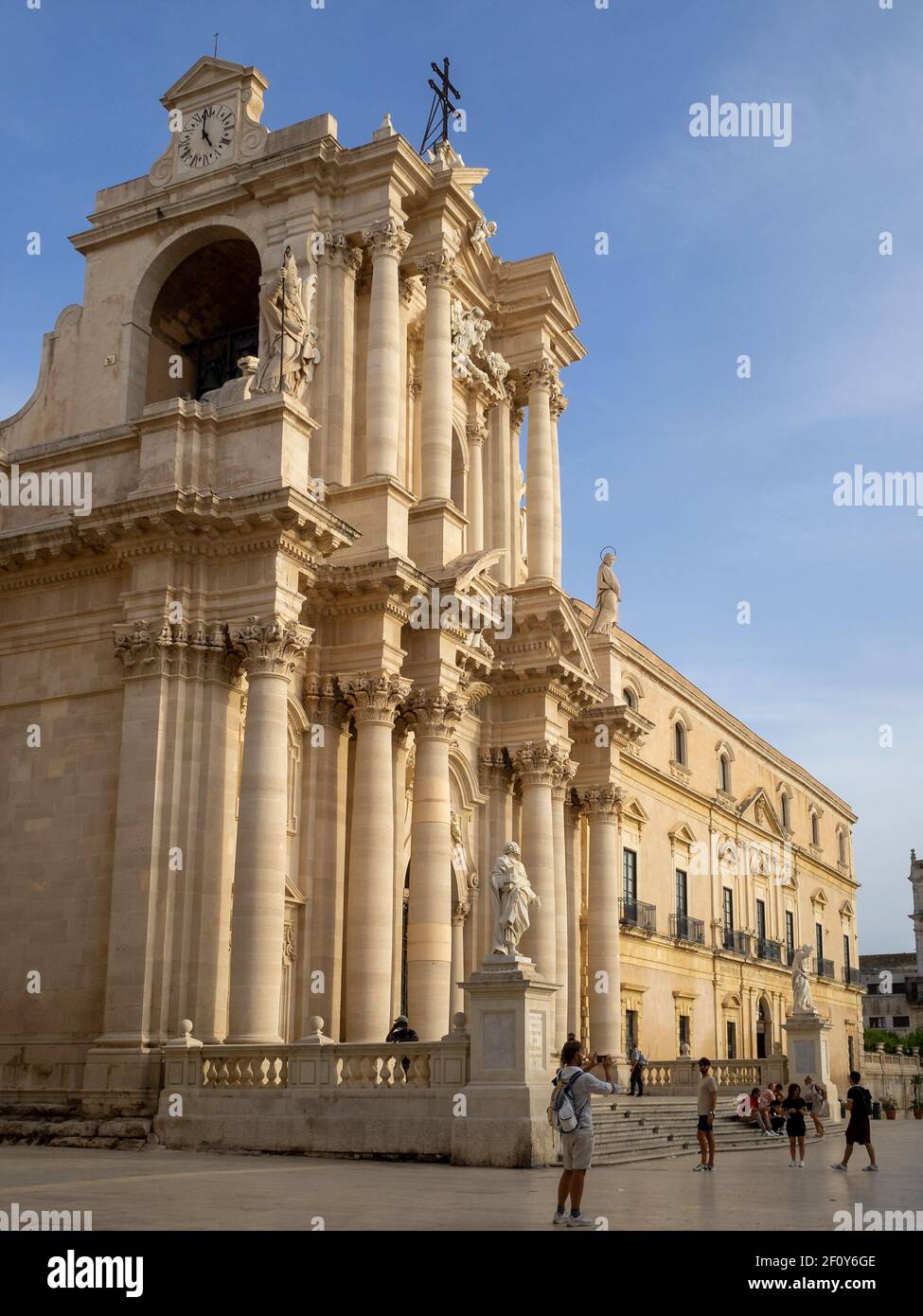 Vista laterale della facciata barocca siciliana con ordine corinzio Colonne della Cattedrale di Siracusa Foto Stock