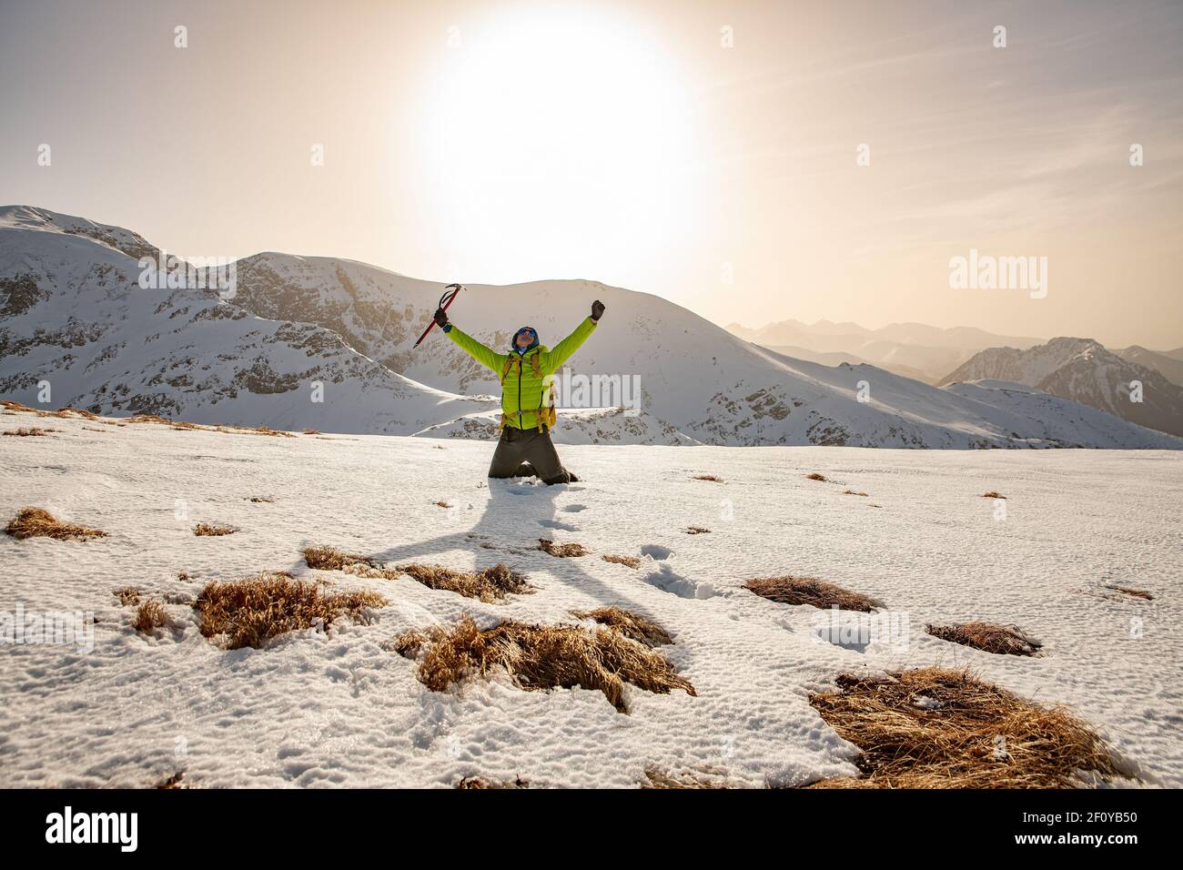 Felice turista con braccia sollevate in cima alla montagna. Foto Stock
