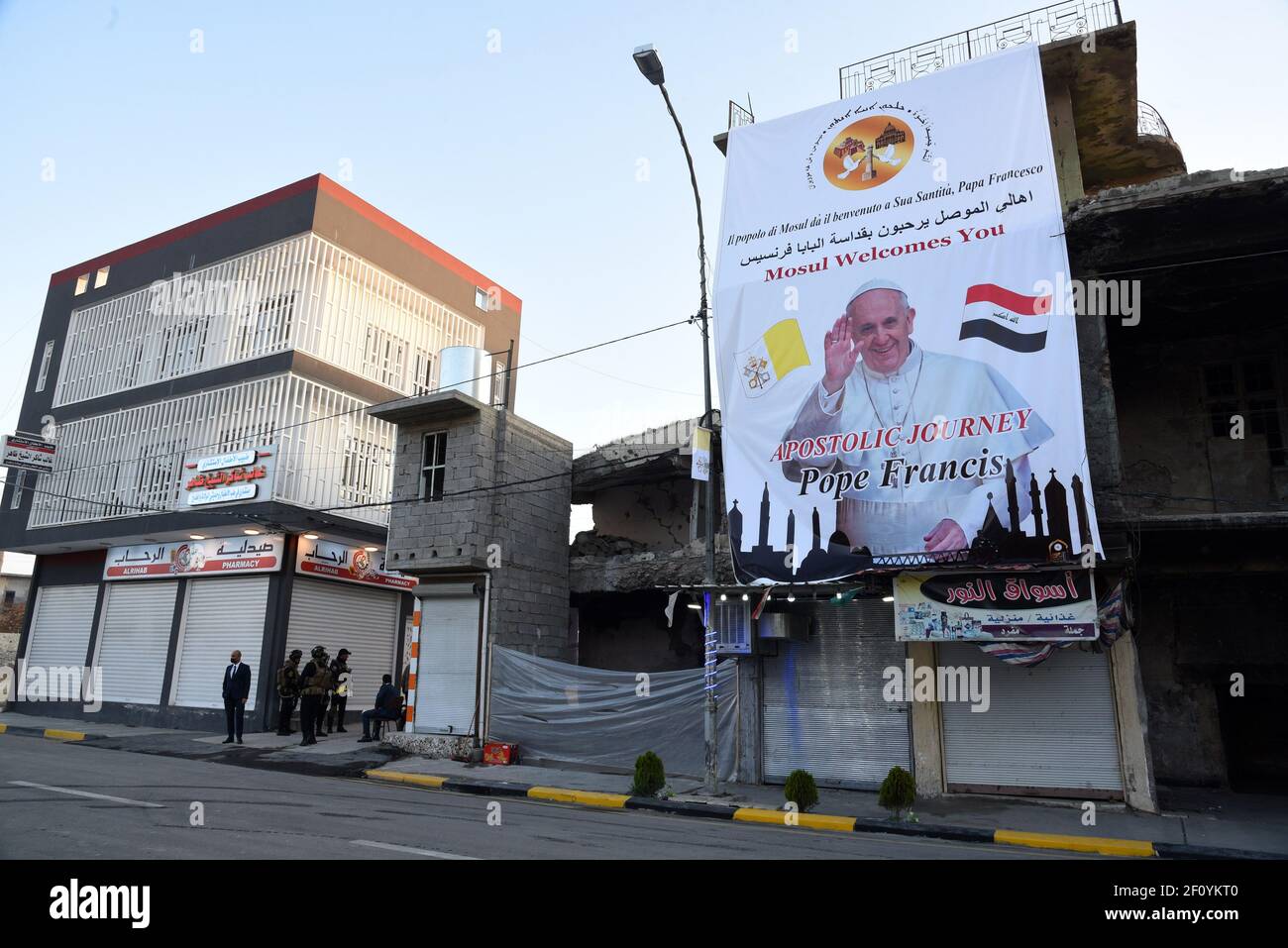 Mosul, Iraq. 07 marzo 2021. Le forze di sicurezza irachene assumono posizioni mentre Papa Francesco prega per le vittime della guerra a Mosul, Iraq, domenica 7 marzo 2021. Il Papa ha visitato aree colpite duramente dall'Isis. Foto di Murtaja Lateef/UPI Credit: UPI/Alamy Live News Foto Stock