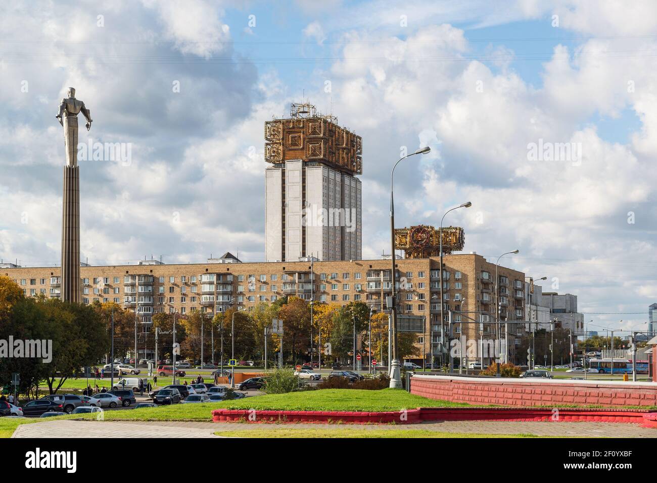 Mosca, Russia-Ottobre 01.2016. Vista del monumento a Gagarin e la costruzione del Presidio dell'Accademia Russa delle Scienze Foto Stock
