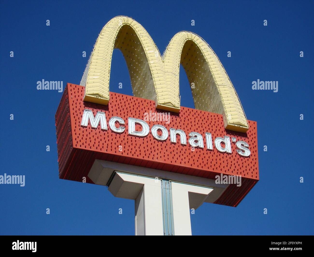 Las Vegas, NV - 15 novembre 2007: Cartello McDonald's con archi dorati al neon e cielo blu luminoso Foto Stock