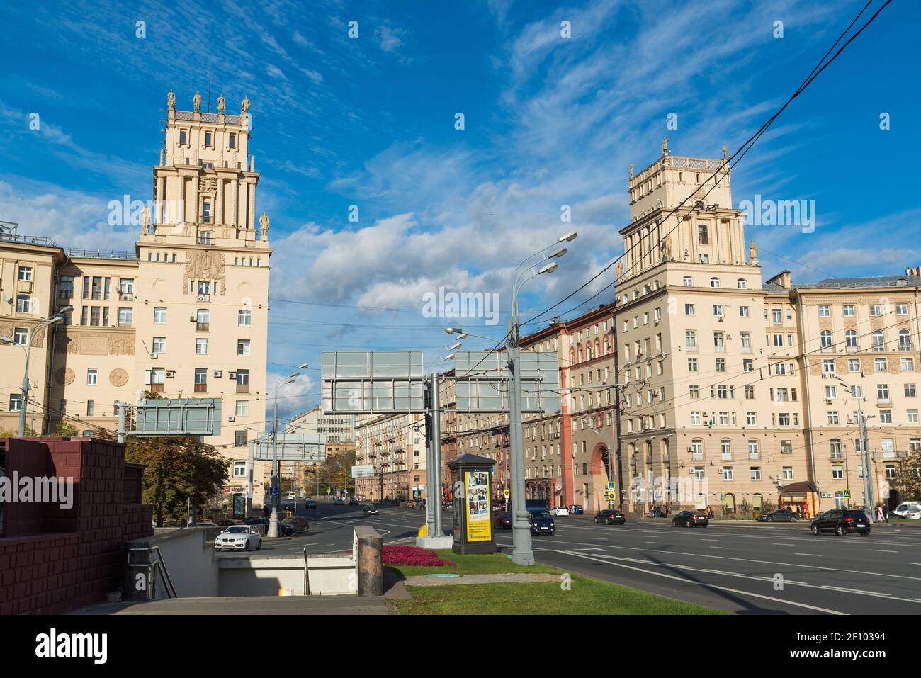 Mosca, Russia-October 01.2016. Famose case storiche numero 30 e 37a su Leninsky Prospekt Foto Stock