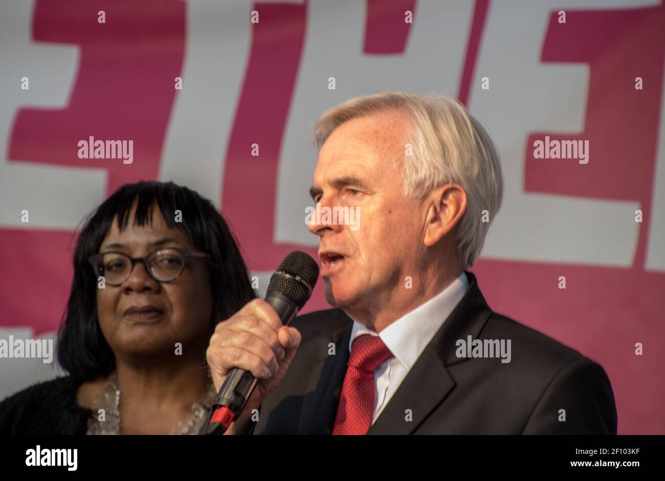 Politico britannico, membro del Partito laburista e deputato John McDonnell, intervenendo al voto del terzo popolo marzo, Parliament Square, Londra, Regno Unito, il 19 ottobre 2019. Foto Stock