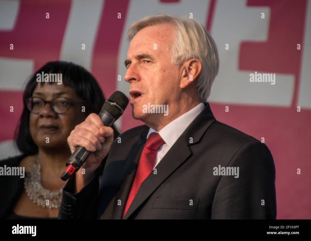 Politico britannico, membro del Partito laburista e deputato John McDonnell, intervenendo al voto del terzo popolo marzo, Parliament Square, Londra, Regno Unito, il 19 ottobre 2019. Foto Stock