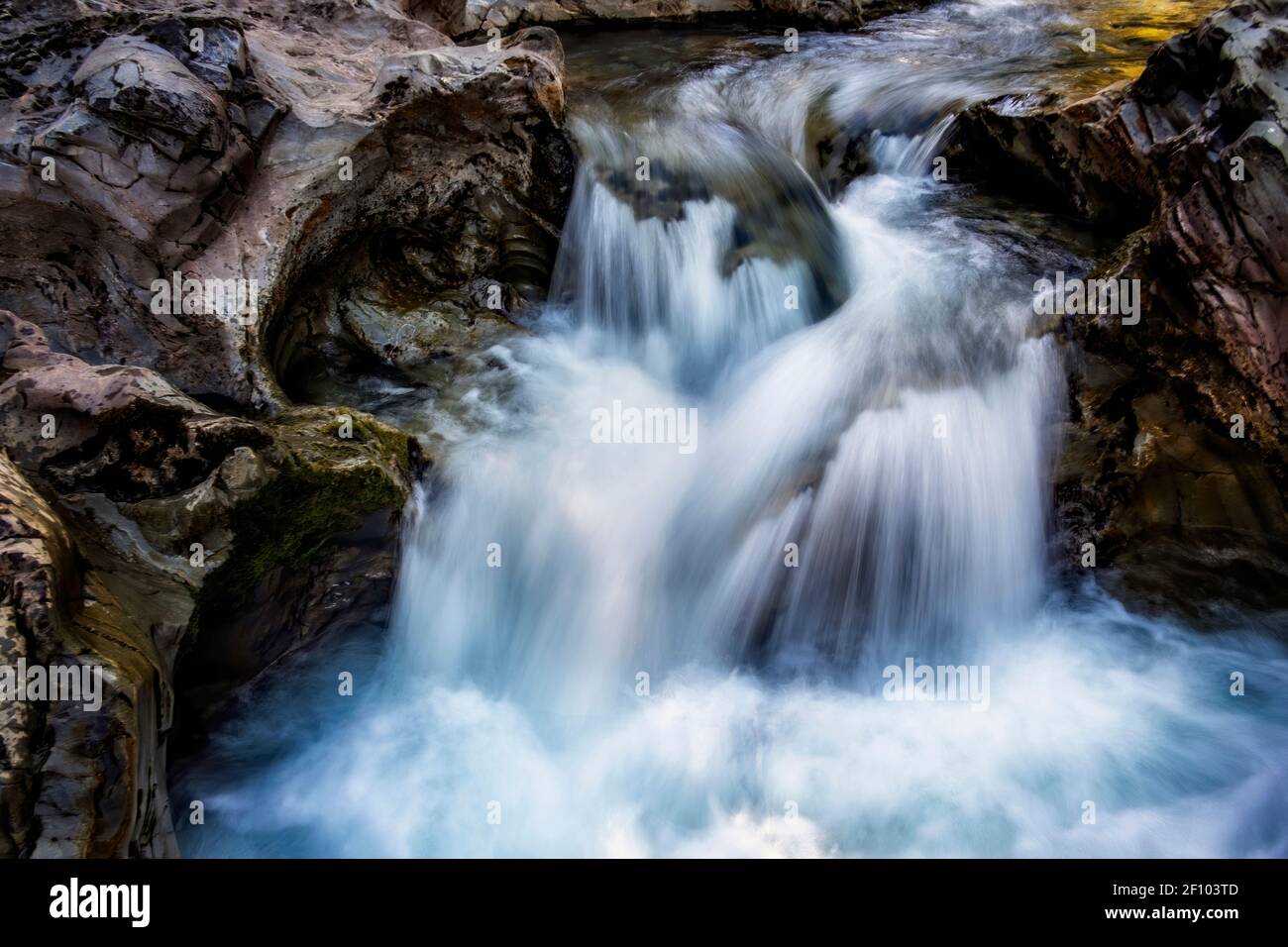 Piccola cascata di un fiume di montagna veloce e cristallino, su una roccia, lunga esposizione con effetto seta, Pirenei catalani, Lleida, Spagna Foto Stock