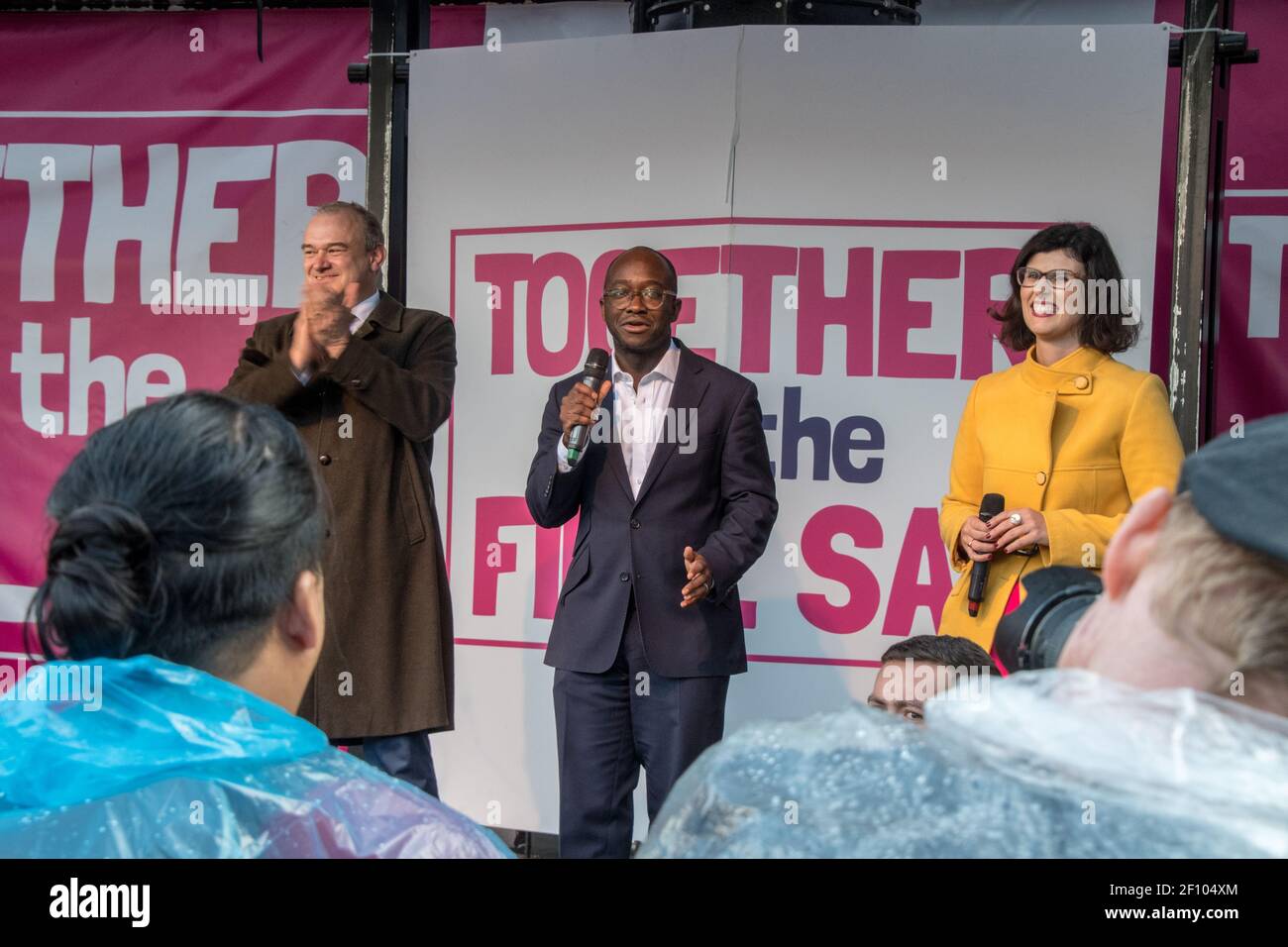 I membri del Partito Liberale Democratico ed Davey, Chuka Umunna e Layla Moran al terzo voto del popolo marzo, Parliament Square, Londra, Regno Unito il 19 ottobre 2019. Foto Stock