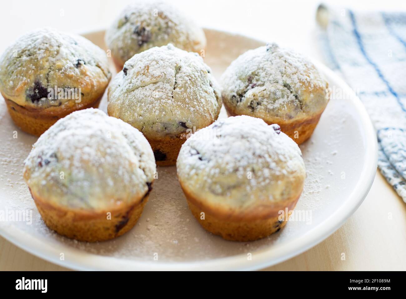 Muffin appena sfornati fatti in casa con frutti di bosco sul piatto Foto Stock