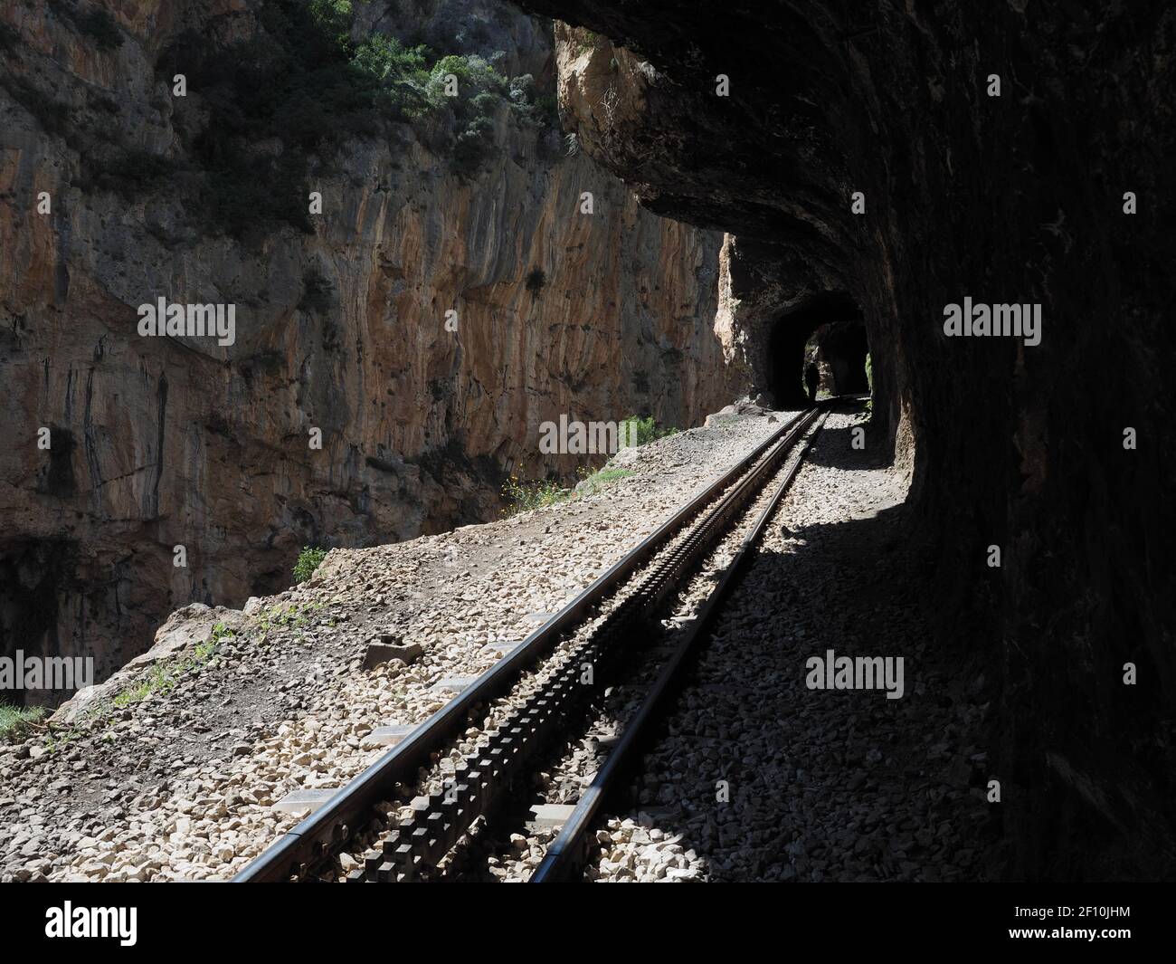 Vouraikos Gorge, sentiero escursionistico attraverso il tunnel sulla funicolare, Peloponneso, Grecia Foto Stock Vouraikos Gorge, sentiero escursionistico attraverso il tunnel sulla funicolare, Peloponneso, Grecia Foto Stock