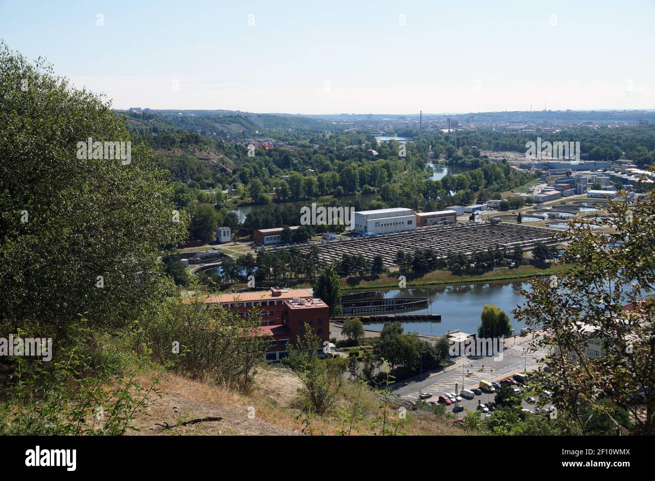 Europa, Repubblica Ceca. Praga. Impianto centrale di trattamento delle acque reflue e panorama della città. Foto Stock