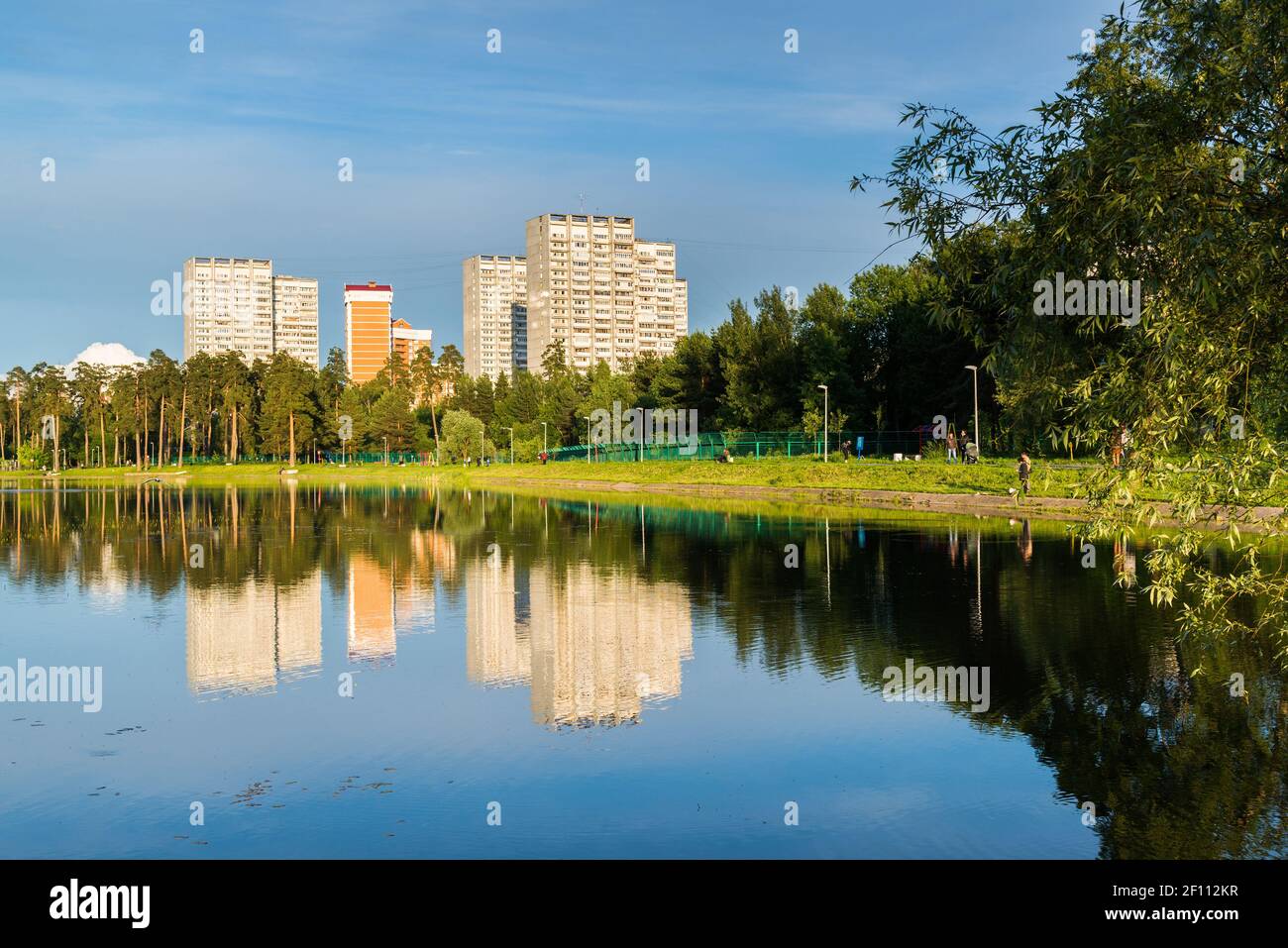 Scuola lago nella luce del tramonto in Zelenograd distretto di Mosca, Russia Foto Stock