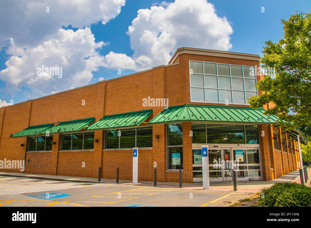 Snellville, GA / USA - 07 15 20: Punto vendita Walgreens chiuso sulla Scenic Hwy Foto Stock