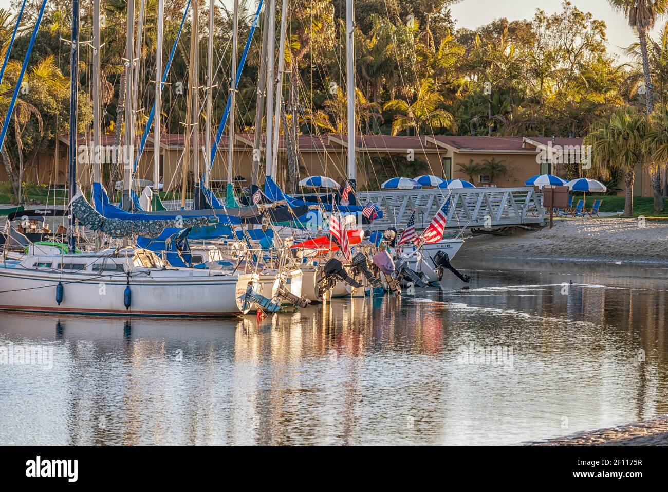 Barche ormeggiate a Mission Bay in una mattina invernale. San Diego, California, Stati Uniti. Foto Stock