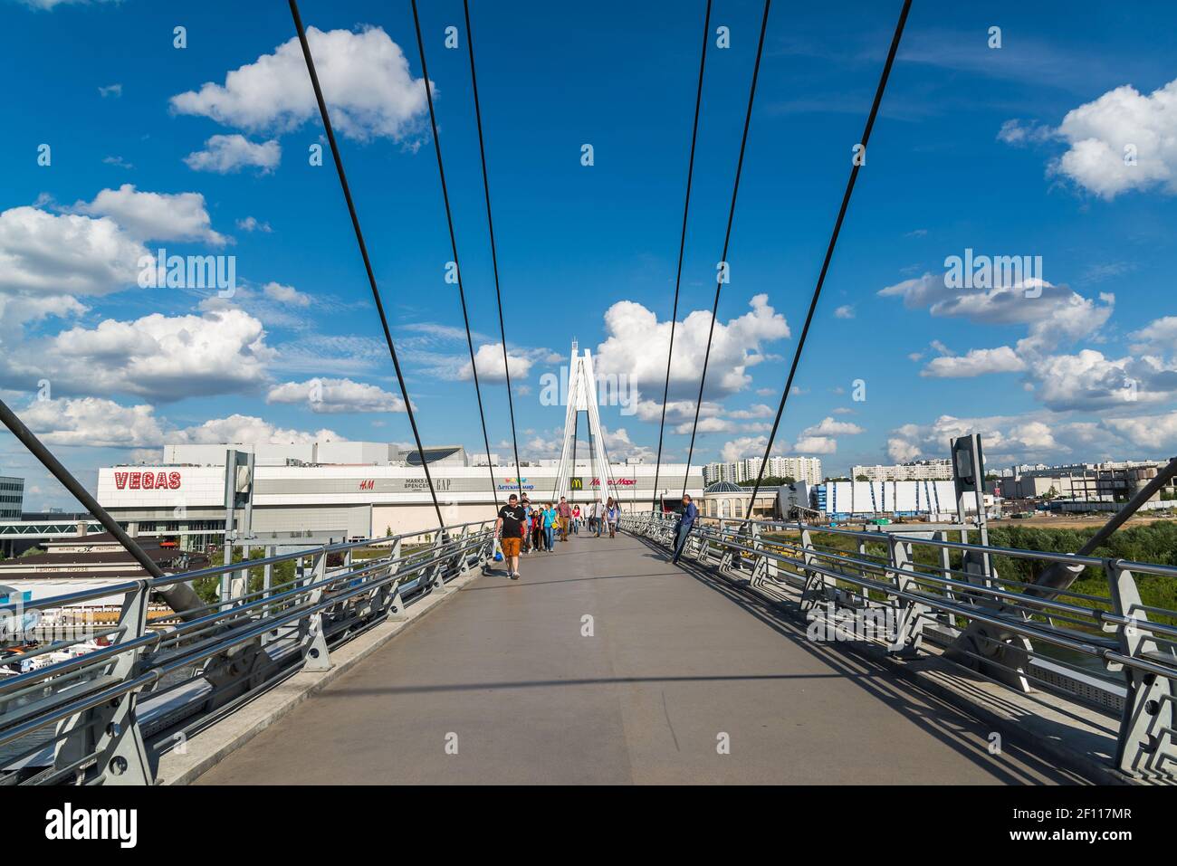 Krasnogorsk, Russia - luglio 09.2016. La gente va sul cavo-alloggiato un ponte pedonale. Foto Stock