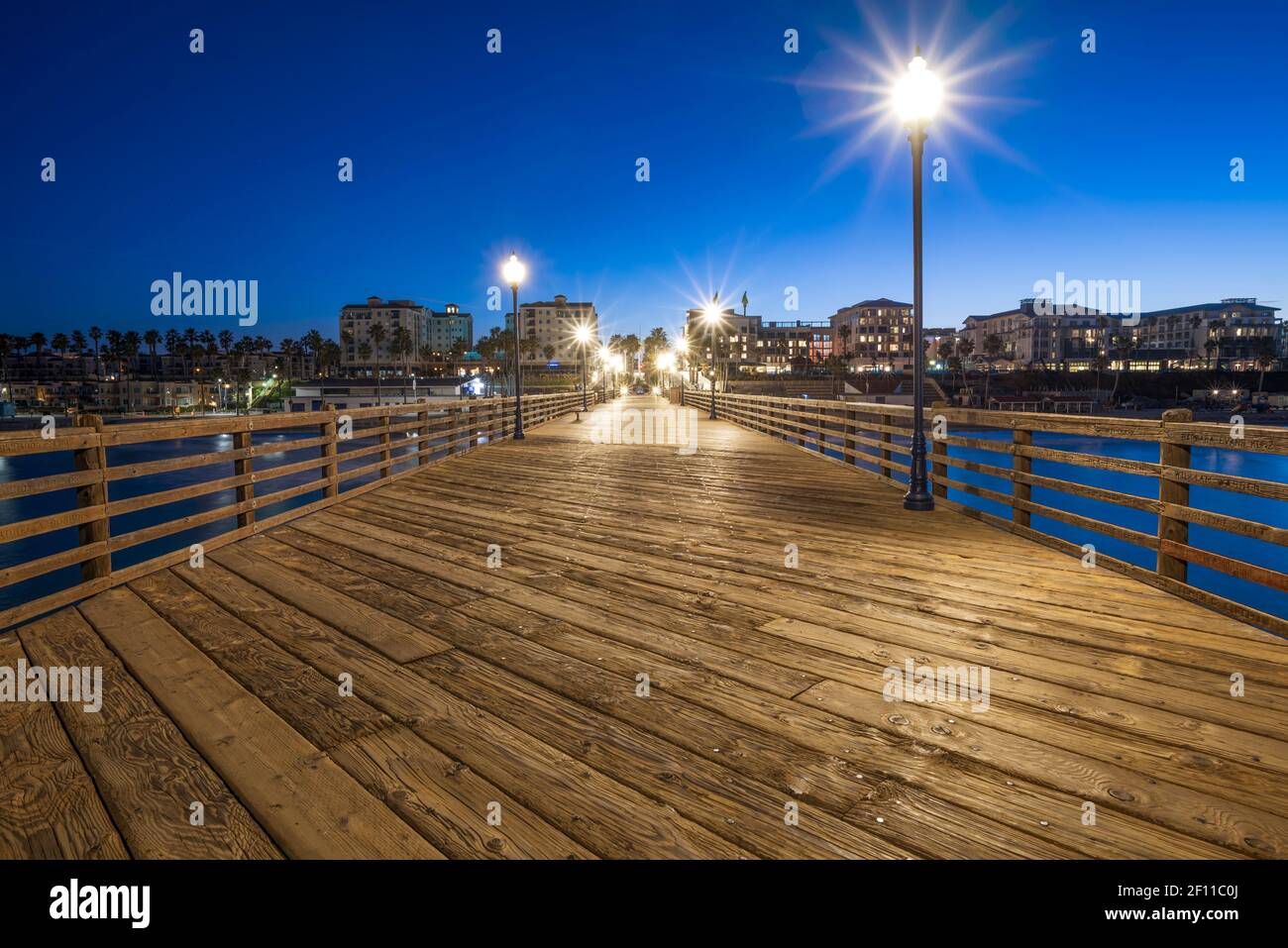 Scena costiera all'alba con vista sul molo Oceanside. Oceanside, California, Stati Uniti. Foto Stock