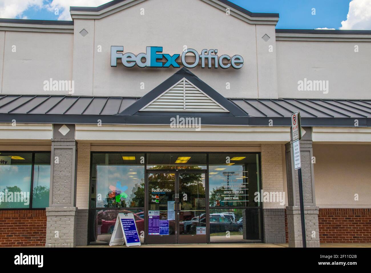 Snellville, GA / USA - 07 14 20: Ingresso all'edificio FedEx Office Foto Stock