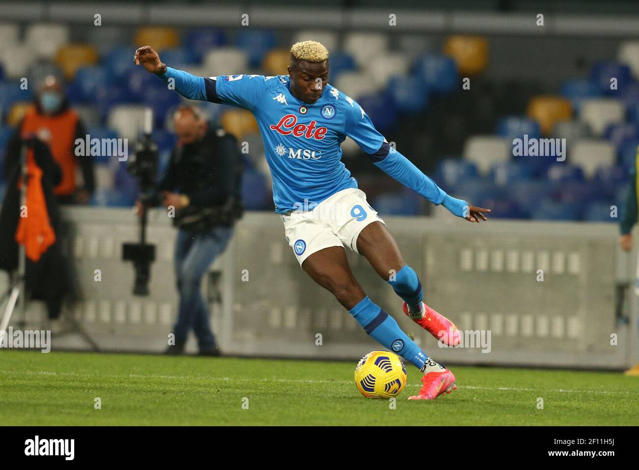 L'attaccante nigeriano del SSC Napoli Victor Osimhen controlla il pallone durante la partita di calcio della serie A tra il SSC Napoli e il Bologna fc allo stadio Diego Armando Maradona di Napoli, il 07 marzo 2021 Foto Stock