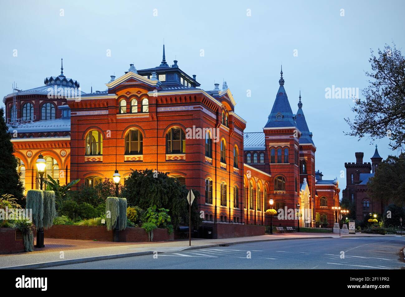 Smithsonian Institution, Arts and Industries Building, Washington DC, al tramonto Foto Stock