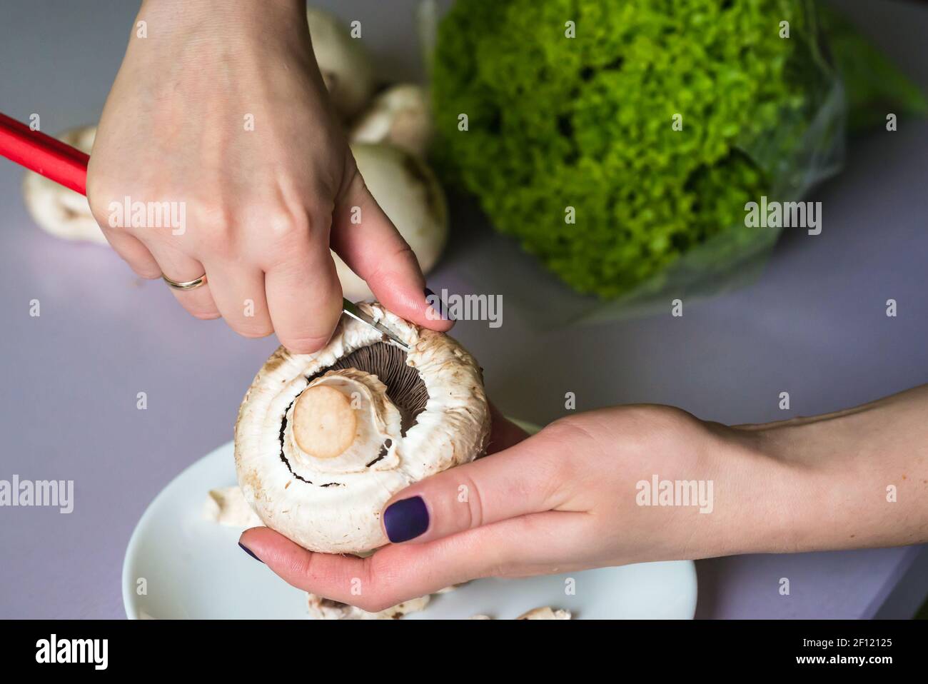 Mani pulire i funghi con il coltello Foto Stock