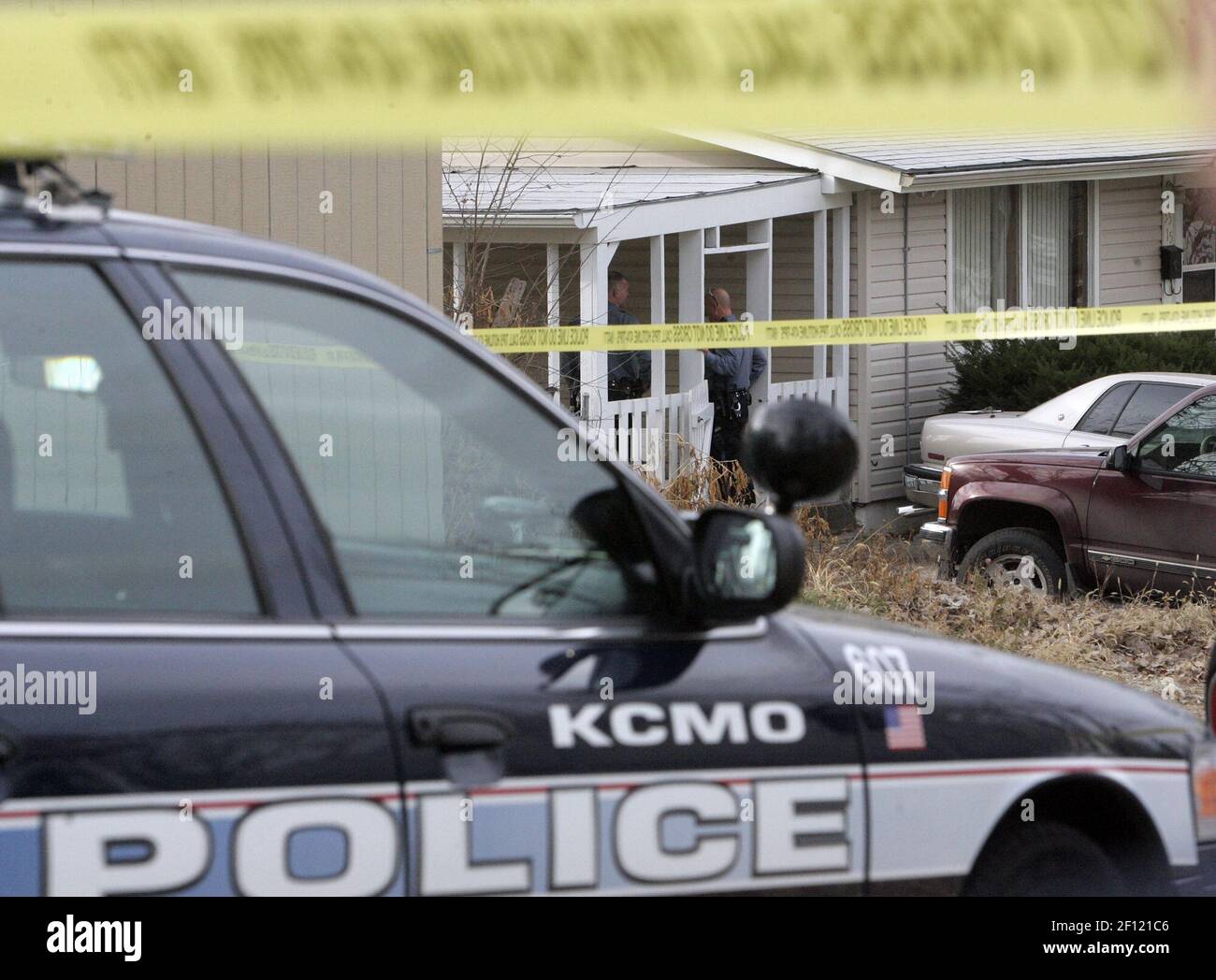 Il nastro della polizia segna la scena fuori dalla residenza dove cinque persone sono state uccise a Kansas City, Missouri, sabato 16 dicembre 2006. I parenti hanno identificato una delle vittime come Shanika King. (Foto di Garvey Scott/Kansas City Star/MCT/Sipa USA) Foto Stock