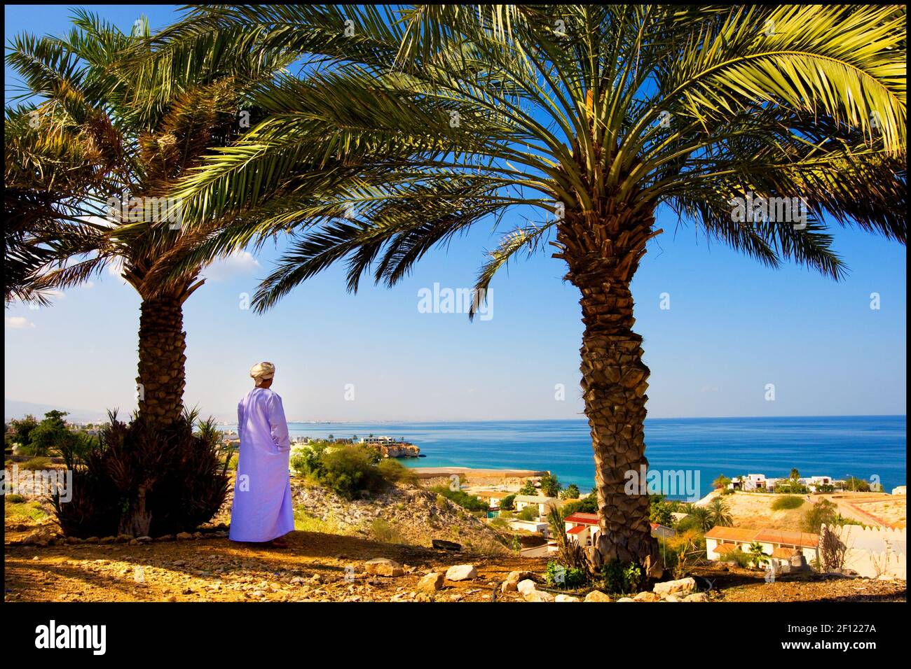 Oman - Mascate, capitale dell'Oman. Oman (ufficialmente chiamato Sultanato  dell'Oman) è uno stato arabo nell'Asia sud-occidentale, sulla costa  sud-orientale della penisola araba. Ha una posizione strategicamente  importante alla foce del Golfo Persico.