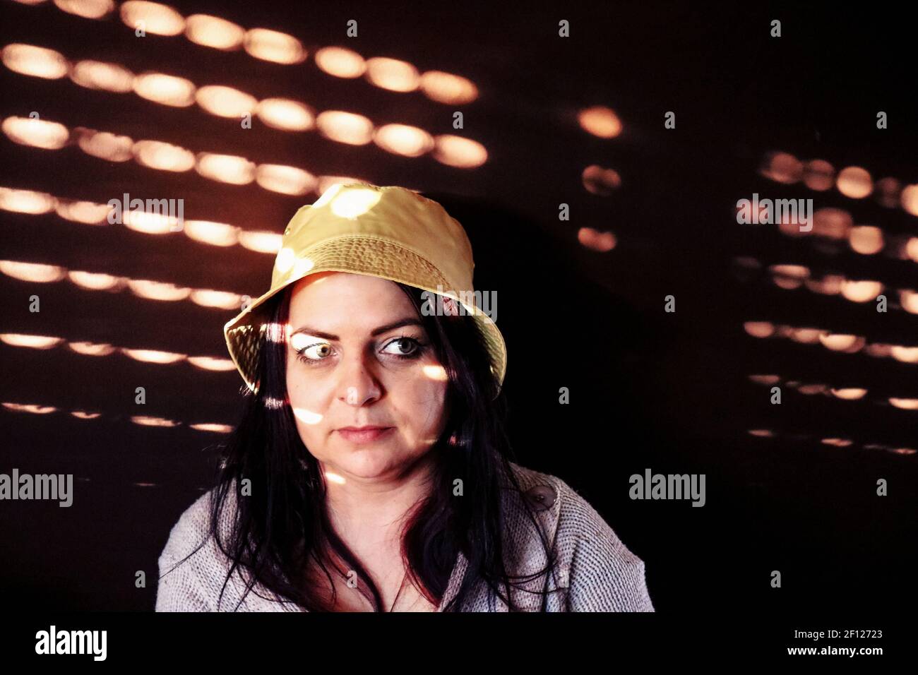 Una donna e macchie di sole Foto Stock