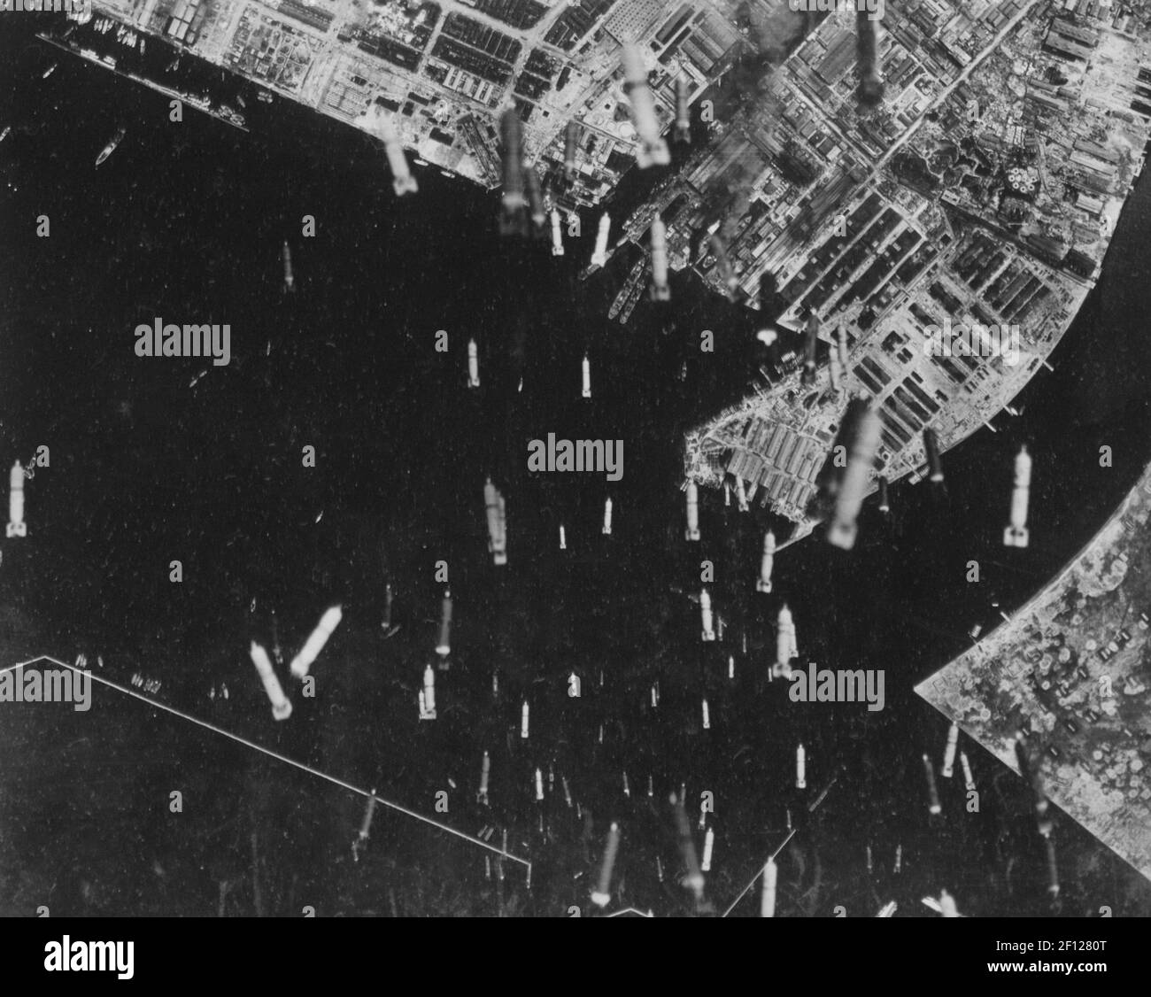B-29S Attack Dock City -- bombe di fuoco da B-29'S Drift in verso il bersaglio, in questo caso Docks e magazzini a Osaka, Giappone, durante UN attacco incendiario di giorno Foto Stock