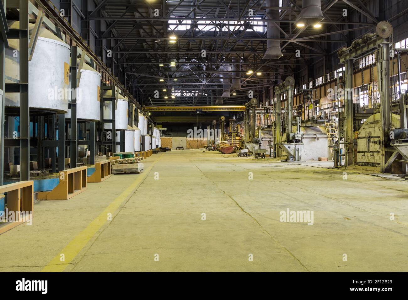 Vetreria ottica per interni, officina con altiforni Foto Stock