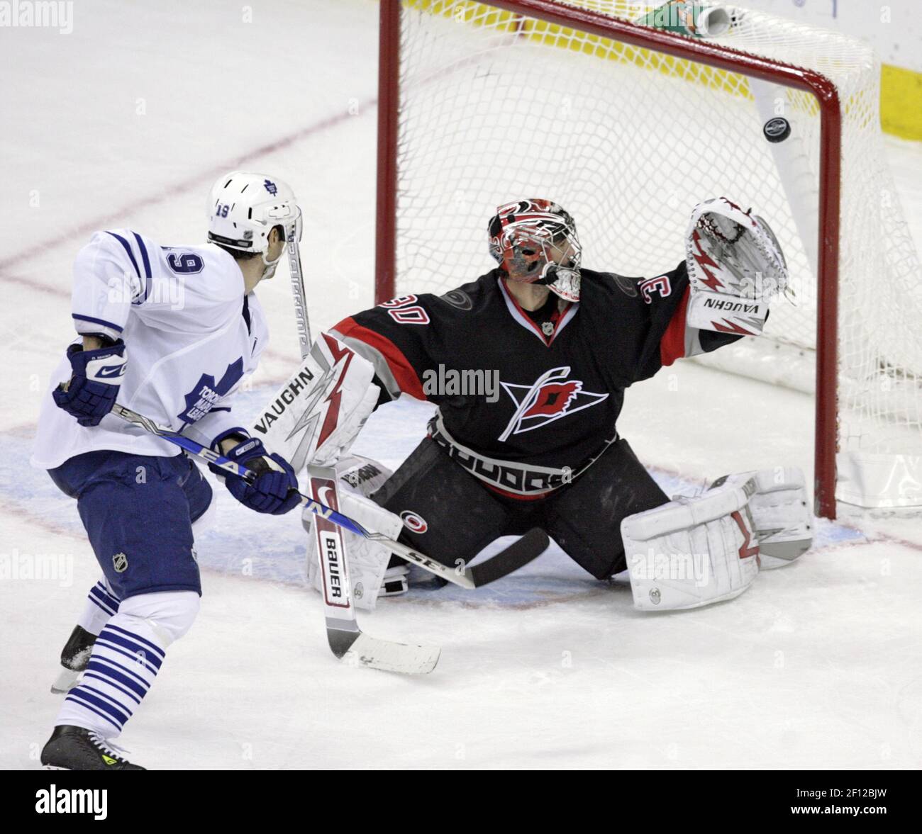 Toronto Maple Leafs' Dominic Moore (19) guarda un colpo del compagno di squadra Tomas Kaberle (non illustrato) passato Carolina Hurricanes 'Cam Ward (30) per quello che si è dimostrato essere il gol vincente durante il terzo periodo di azione al RBC Centre a Raleigh, Carolina del Nord, giovedì 15 gennaio 2009. (Foto di Chris Seward/Raleigh News & Observer/MCT/Sipa USA) Foto Stock