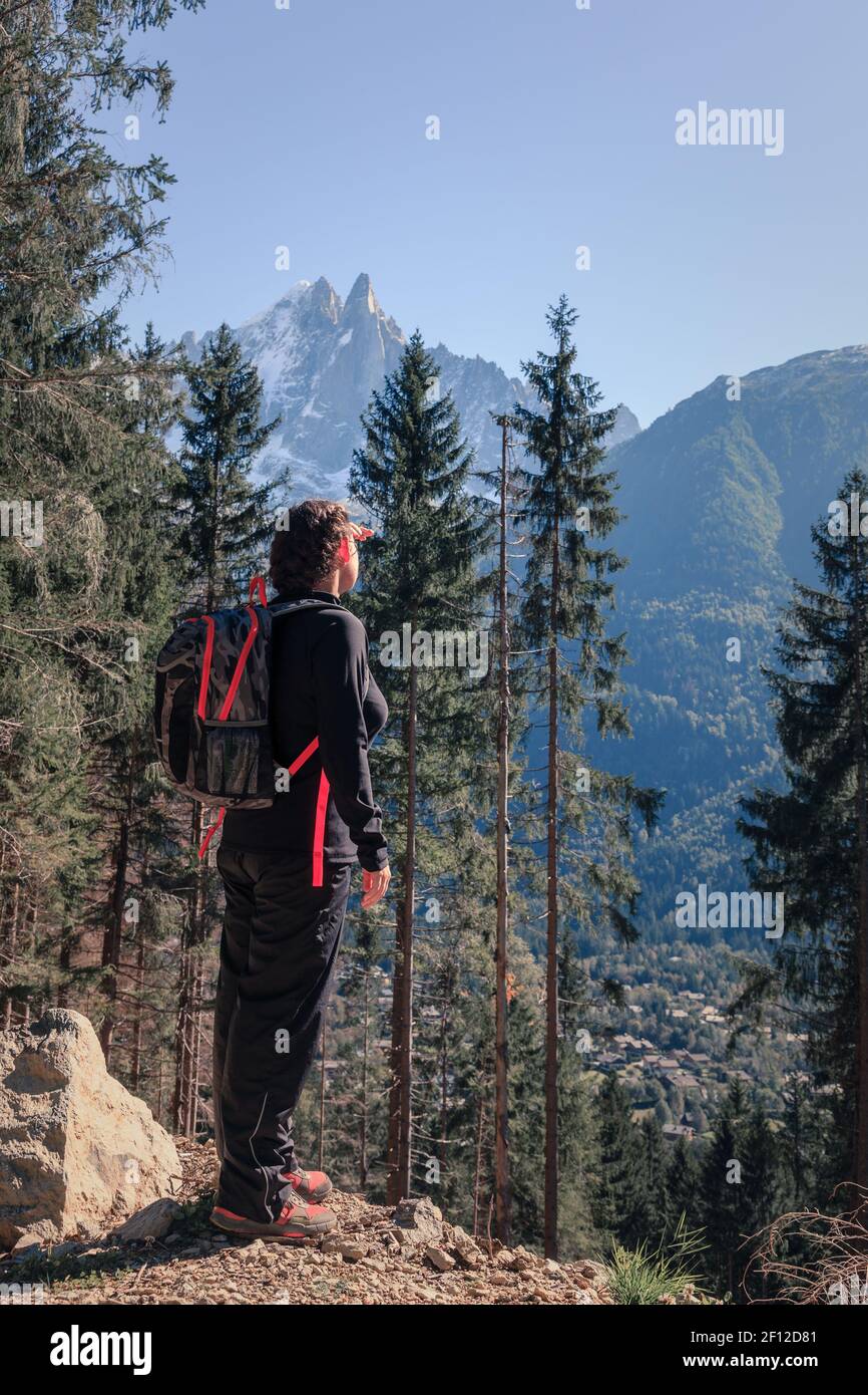 Una giovane donna sta camminando nelle montagne vicino a. Località sciistica di Chamonix in Francia Foto Stock