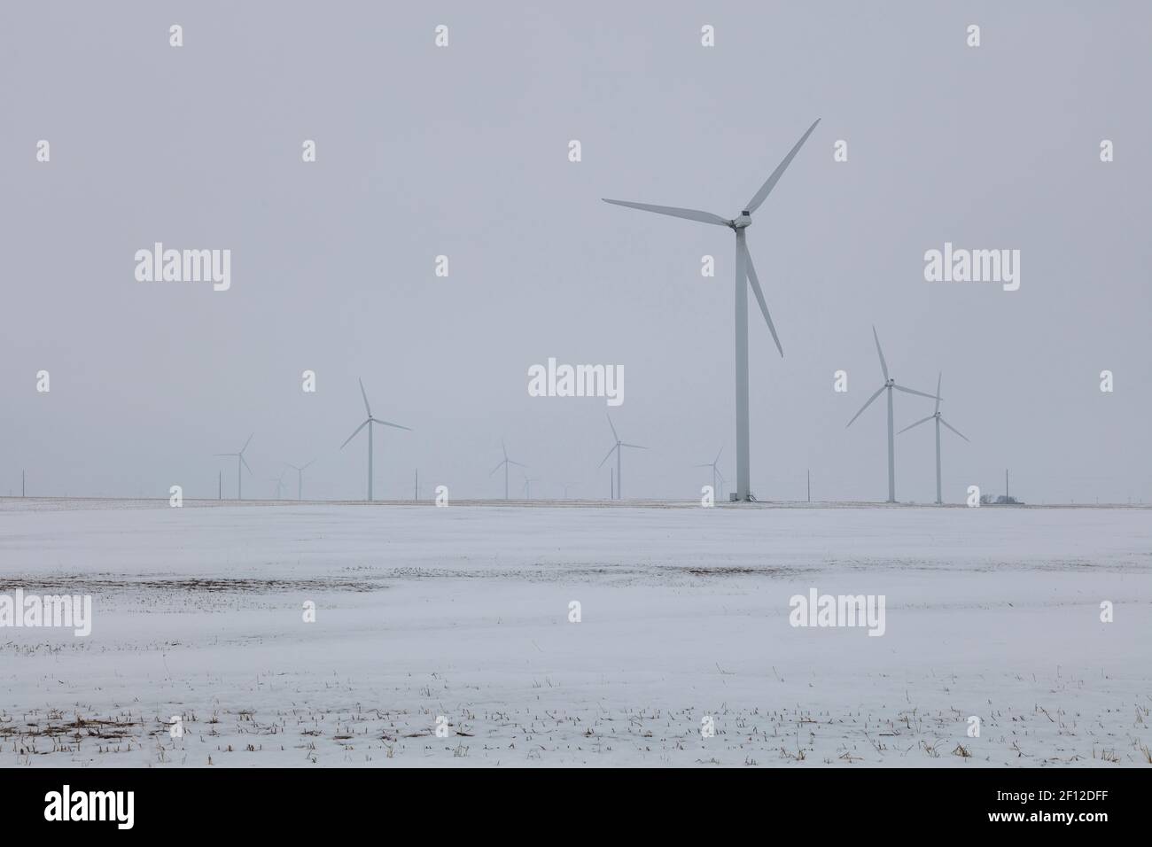 Turbina eolica fattoria, hazy, giorno invernale, Indiana, Stati Uniti, Di James D Coppinger/Dembinsky Photo Assoc Foto Stock