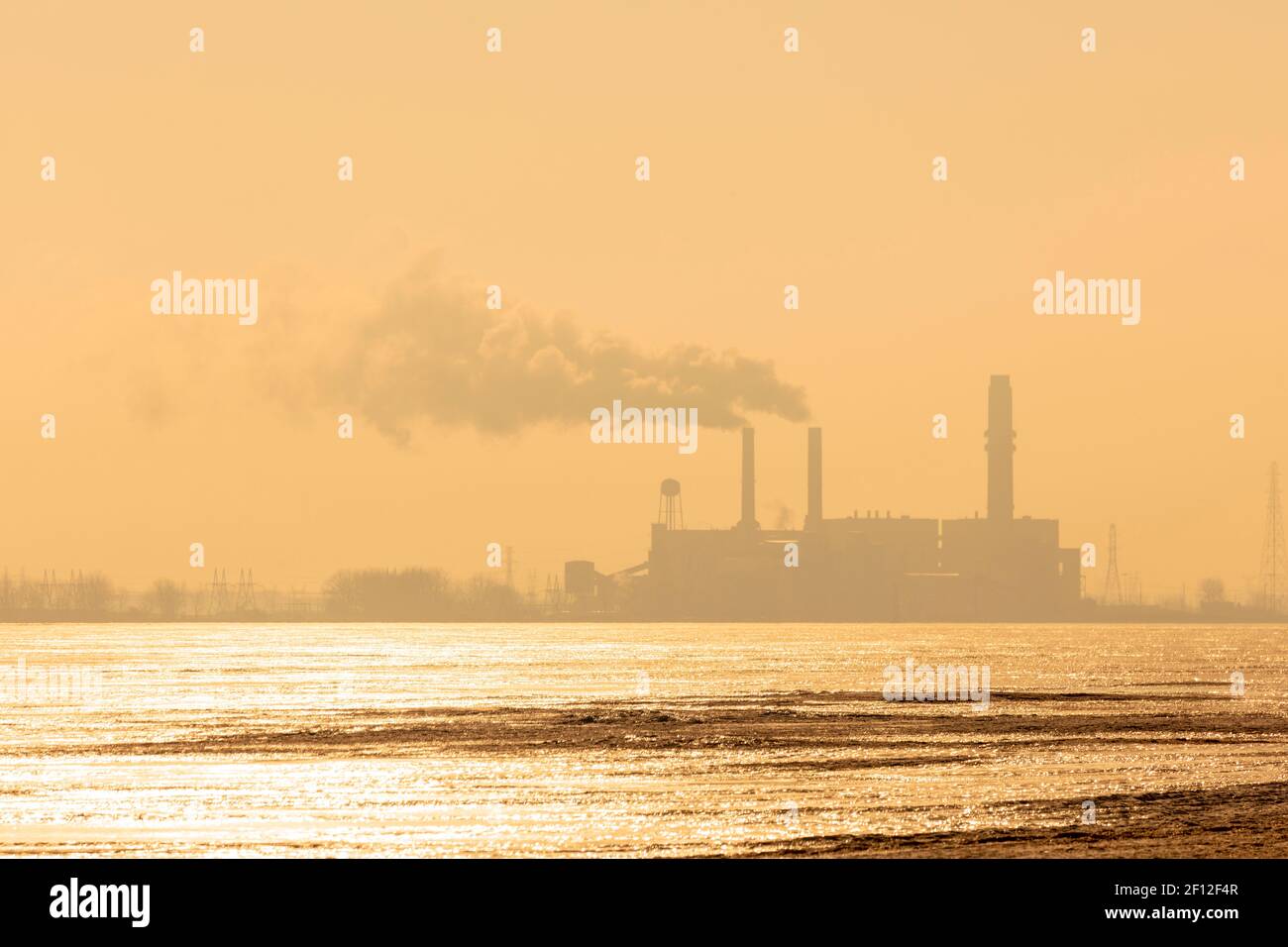 Centrale a carbone, vicino alla Baia di Saginaw, Sunrise, Bay City, Michigan, Inverno, Di James D Coppinger/Dembinsky Photo Assoc Foto Stock