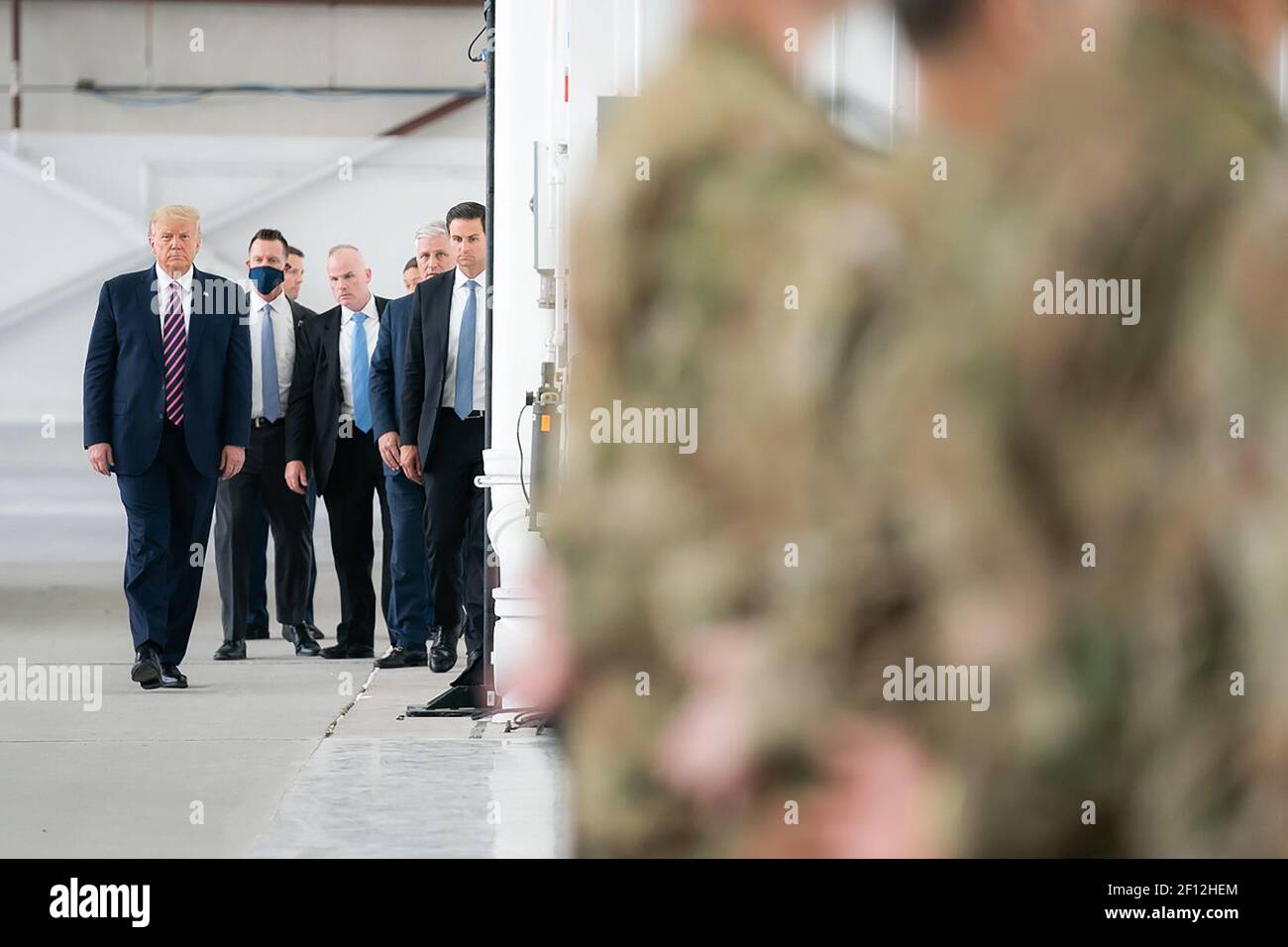 Il presidente Donald Trump arriva in onore dei membri della Guardia Nazionale dell'Esercito della California lunedì 14 2020 settembre e li presenta con la distinta Croce volante al Cal Fire Hangar all'aeroporto McClelland di Sacramento a McClelland Park California. Foto Stock