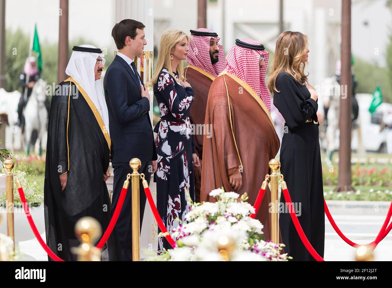 Prima Signora Melania unita dal Consigliere maggiore della Casa Bianca Jared Kushner e Assistente del Presidente Ivanka Trump partecipano alle cerimonie di arrivo Sabato 20 2017 maggio al Palazzo reale della Corte di Riyadh Arabia Saudita. Foto Stock