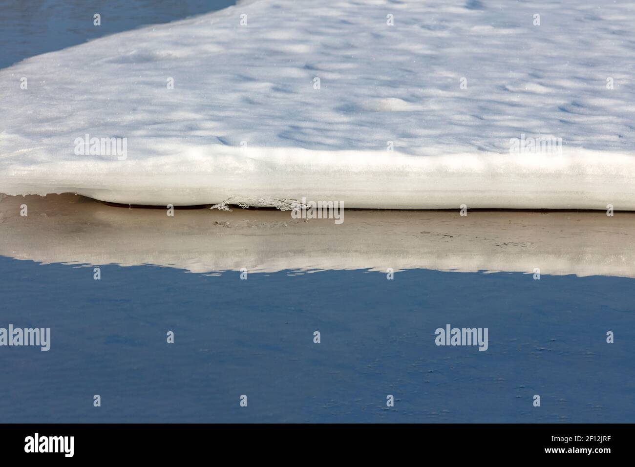 Scaffale di ghiaccio, lungo il ruscello, Saginaw Bay, lago Huron, MI. USA, di James D Coppinger/Dembinsky Photo Assoc Foto Stock