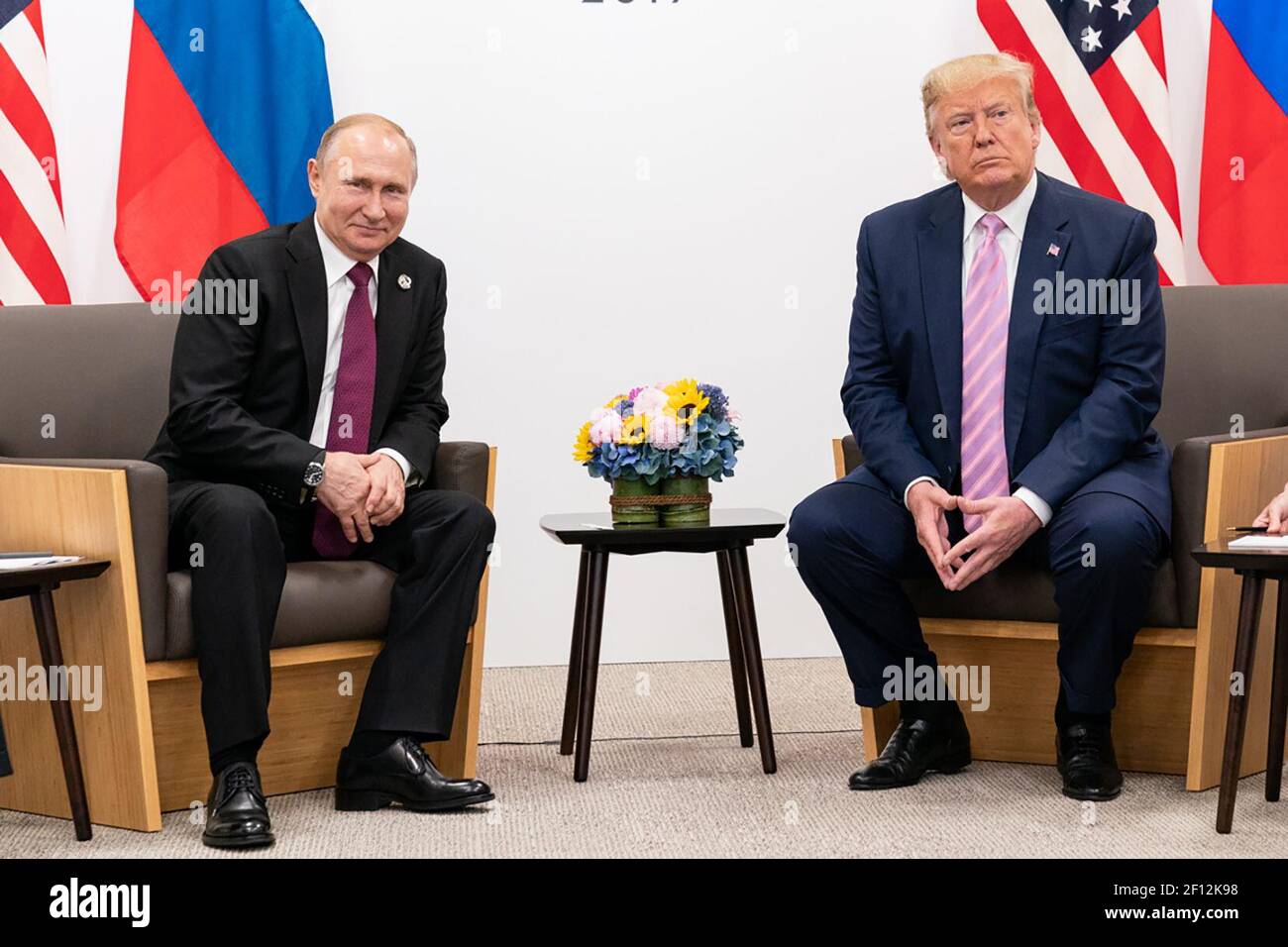 Il presidente Donald Trump partecipa a un incontro bilaterale con il presidente della Federazione russa Vladimir Putin durante il vertice del G20 del Giappone venerdì 28 2019 giugno a Osaka in Giappone. Foto Stock