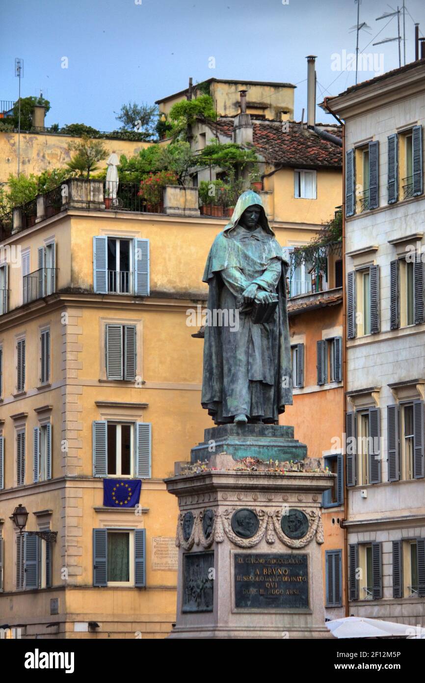 Giordano Bruno statua nel Campo dei Fiori piazza di Roma, Italia Foto stock  - Alamy