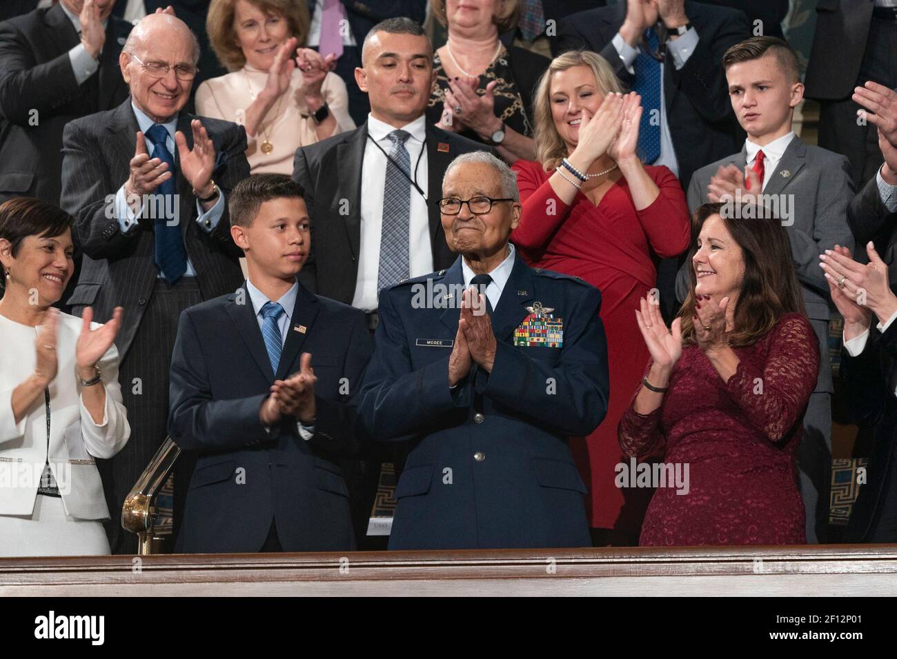 Ospite della state of the Union Gallery, 100 anni, in pensione Tuskegee Airman Brigadier, il generale Charles McGee di Bethesda M. Unito dal nipote Iain Lanphier, è applaudito dalla seconda Signora Karen Pence come heâ€™s introdotto dal presidente Donald Trump martedì 4 febbraio 2020 durante l'intervento dello Stato dell'Unione all'indirizzo Il Campidoglio degli Stati Uniti a Washington D.C. Foto Stock