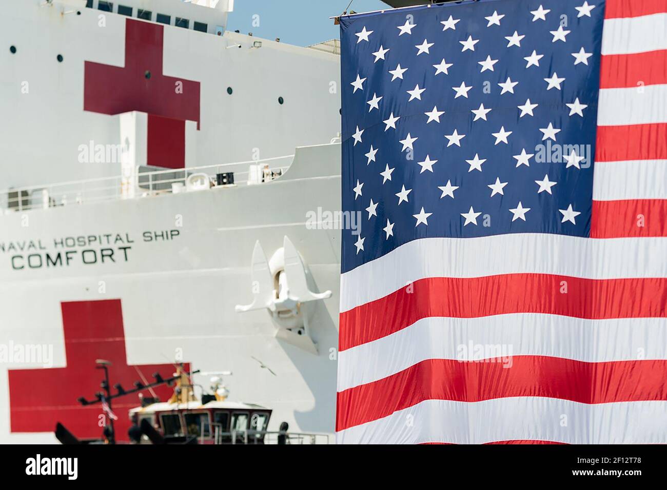 La nave USNS Comfort dell'ospedale della marina statunitense presso la base aerea navale Norfolk Pier 8 sabato 28 2020 marzo si prepara a partire per New York NY, dove sosterrà la risposta della città al COVID-19. Foto Stock