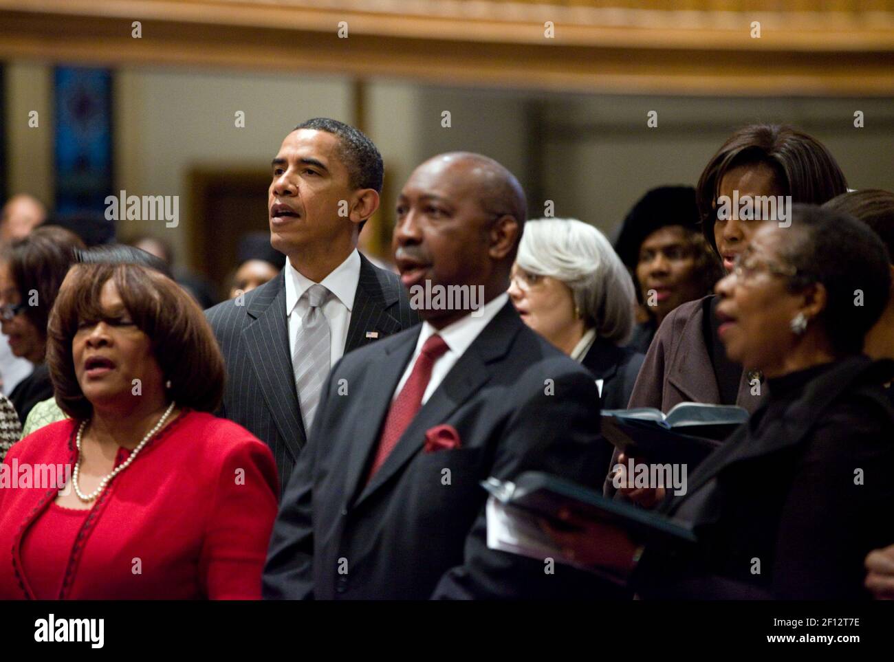 Il presidente Barack Obama First Lady Michelle Obama e le figlie Sasha e Malia (nascoste dietro altri parrocchiani) partecipano ai servizi della Chiesa Episcopale Metodista Africana Metropolitana a Washington D.C. Domenica 16 2011 gennaio Foto Stock