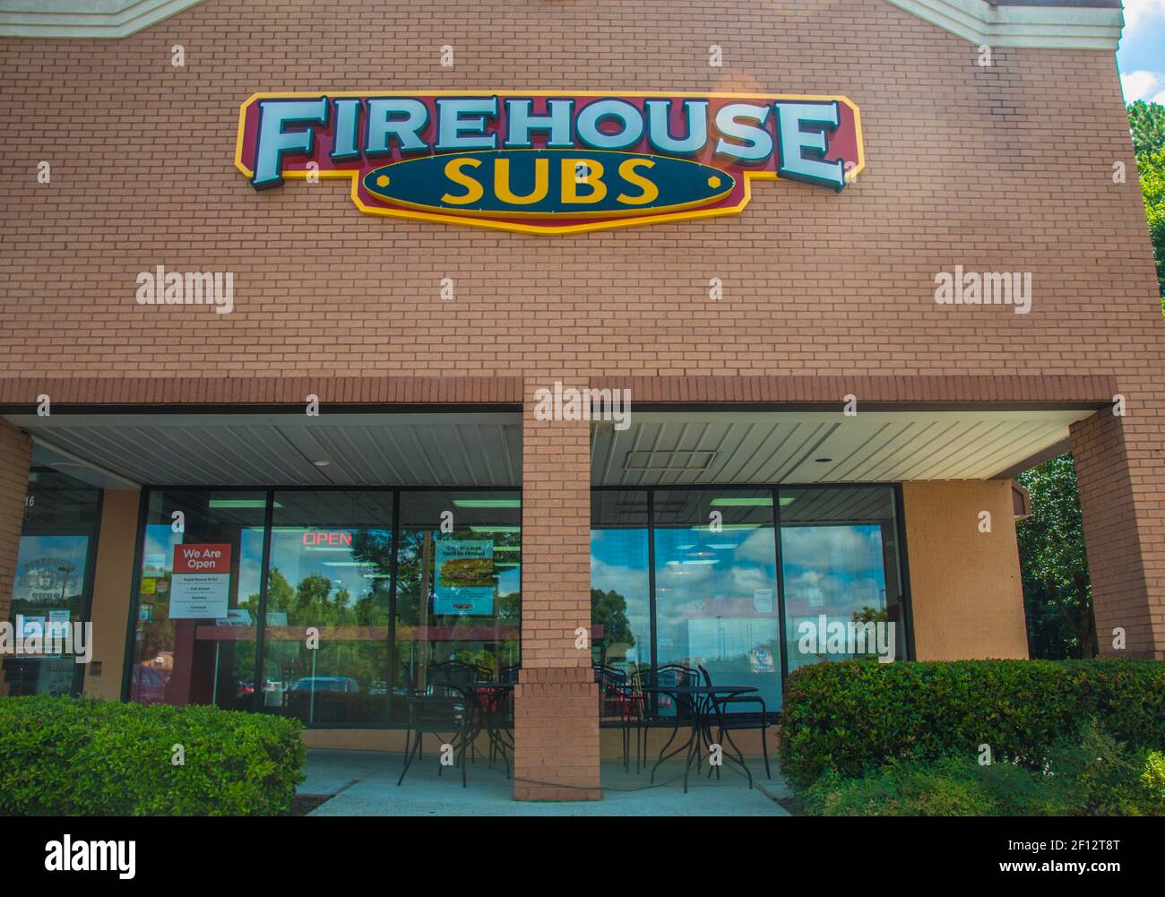 Gwinnett County, GA / USA - 07 09 20: Firehouse Subs segno e ingresso Foto Stock