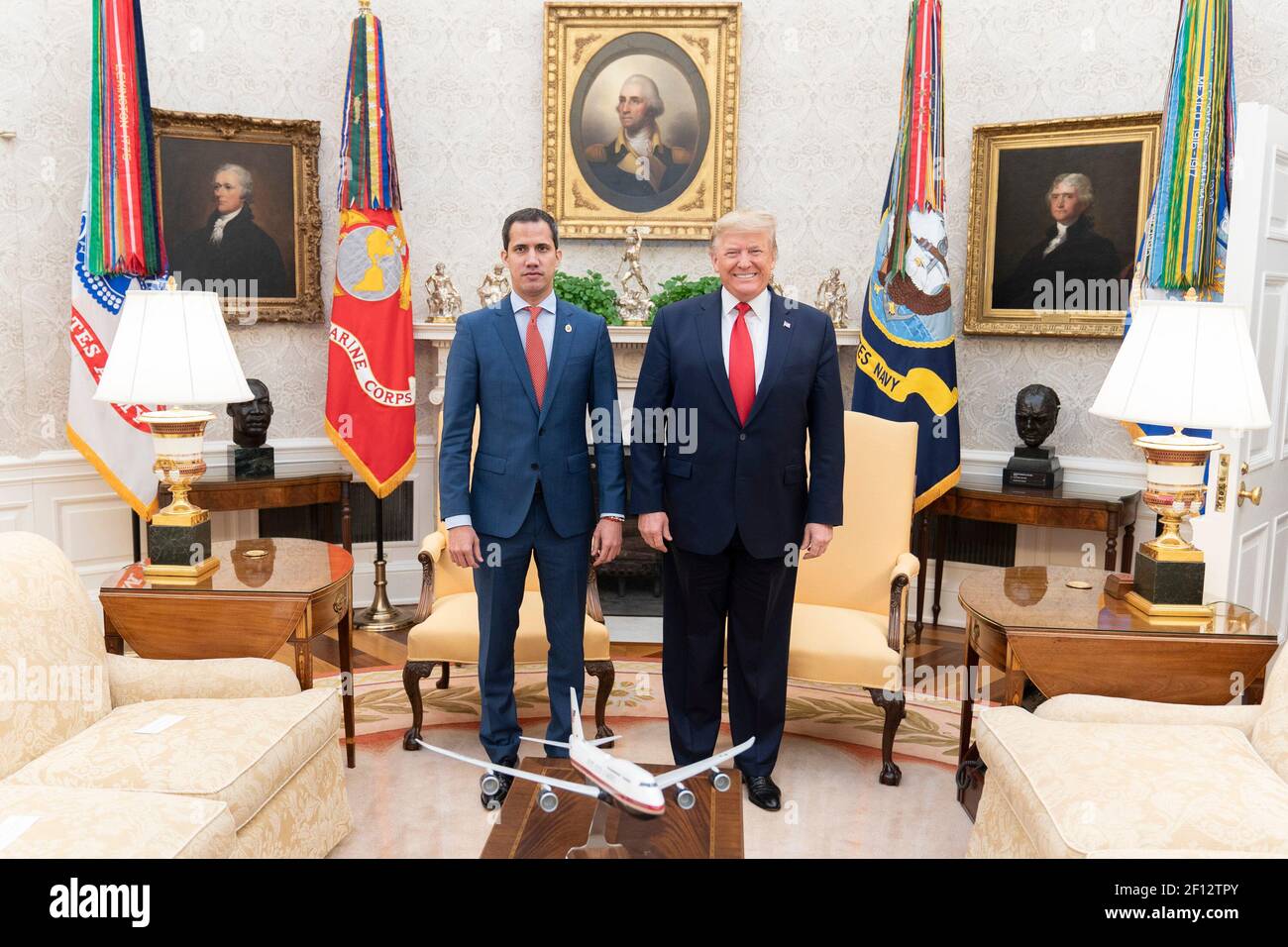 Il Presidente Donald Trump incontra il Presidente ad interim della Repubblica Bolivariana del Venezuela Juan Guaido mercoledì 5 febbraio 2020 presso l'Ufficio ovale della Casa Bianca. Foto Stock